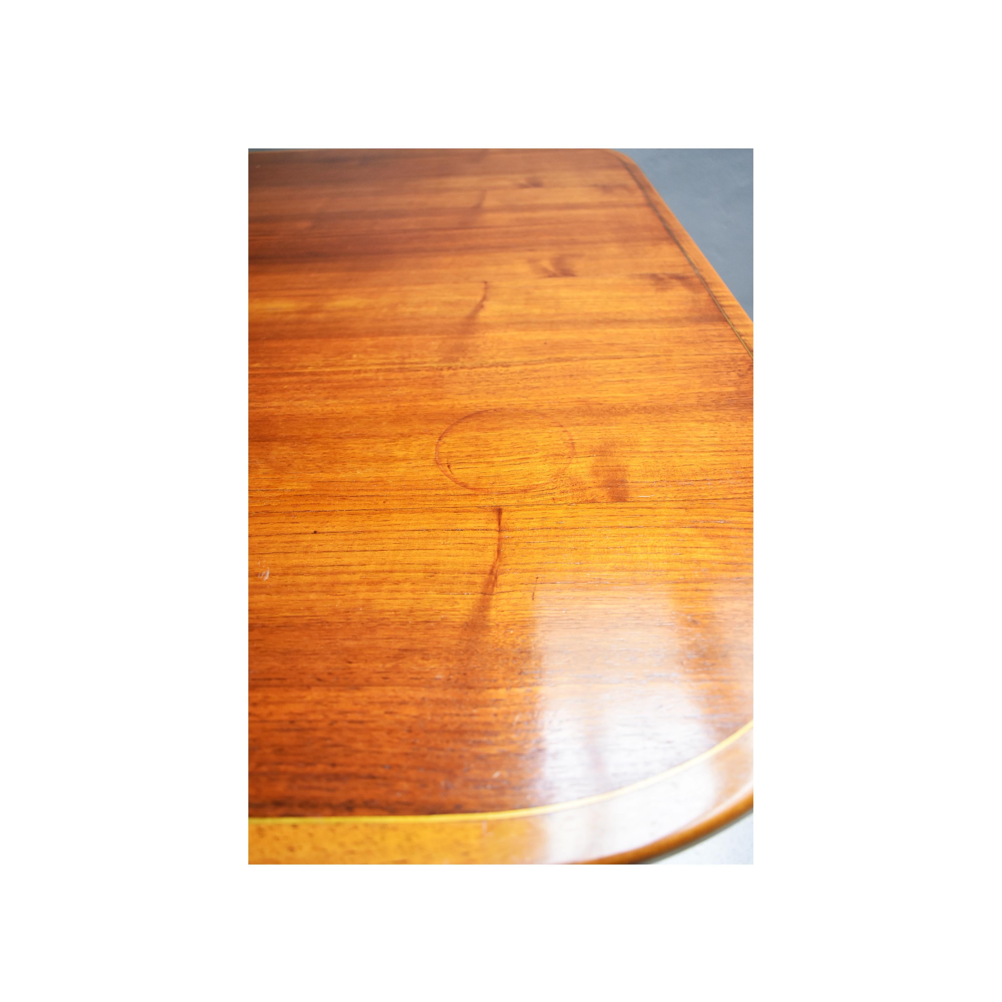 Milieu du XXe siècle Table carrée italienne du milieu du siècle en bois avec inserts en laiton, années 1950 en vente