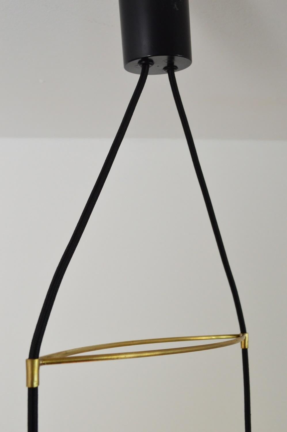 Lampe à suspension italienne Stilnovo du milieu du siècle dernier avec doubles verres et support en laiton en vente 12