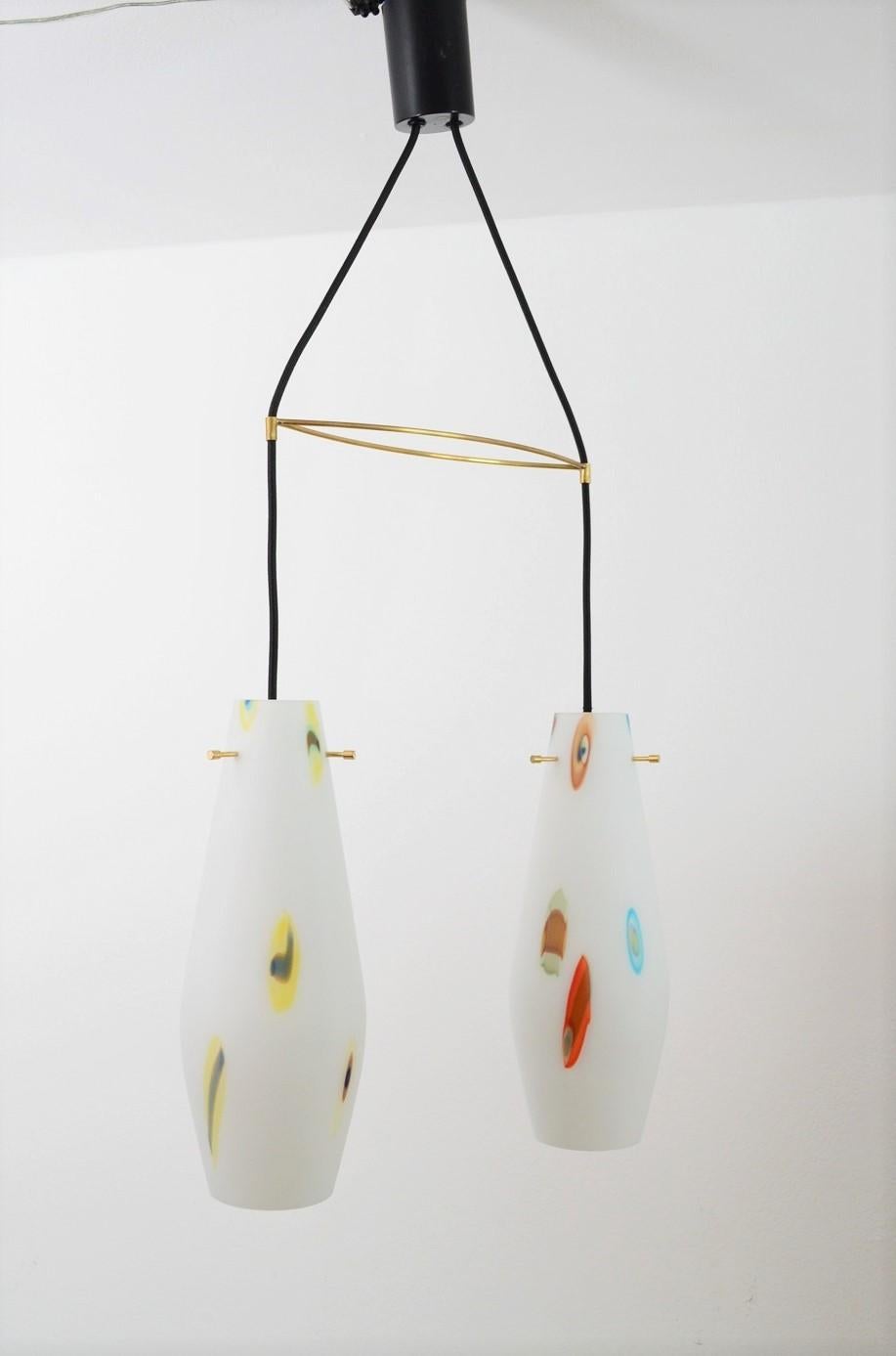 Mid-Century moderno Lampada a sospensione Stilnovo del Medioevo con doppi vetri e supporto in ottone in vendita
