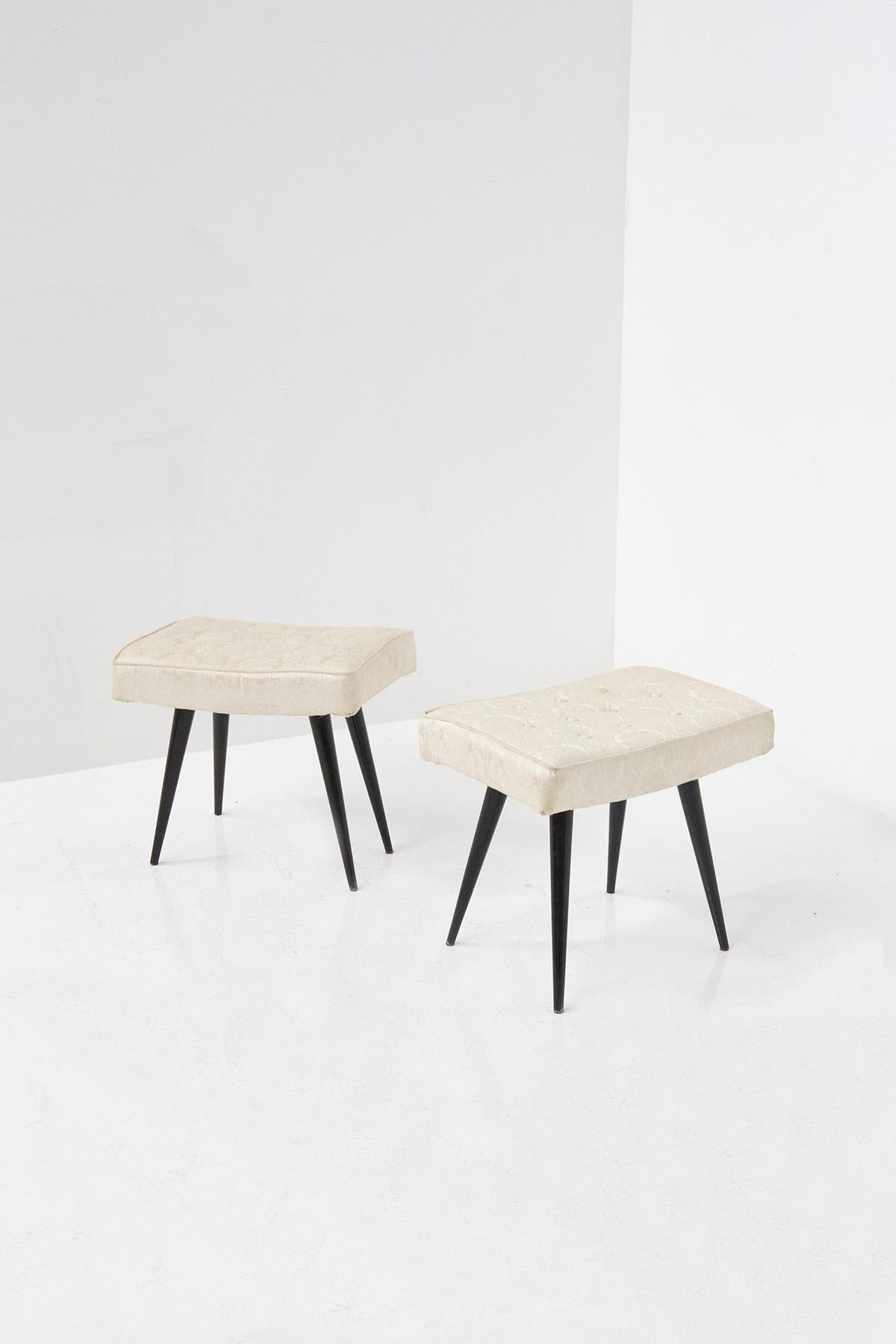 Magnífico par de taburetes italianos de los años 50. El par de taburetes tiene un asiento ORIGINAL.
Los taburetes tienen formas geométricas limpias que crean una línea estricta y definida. 
Hay 4 patas de apoyo de una preciosa madera negra, de forma