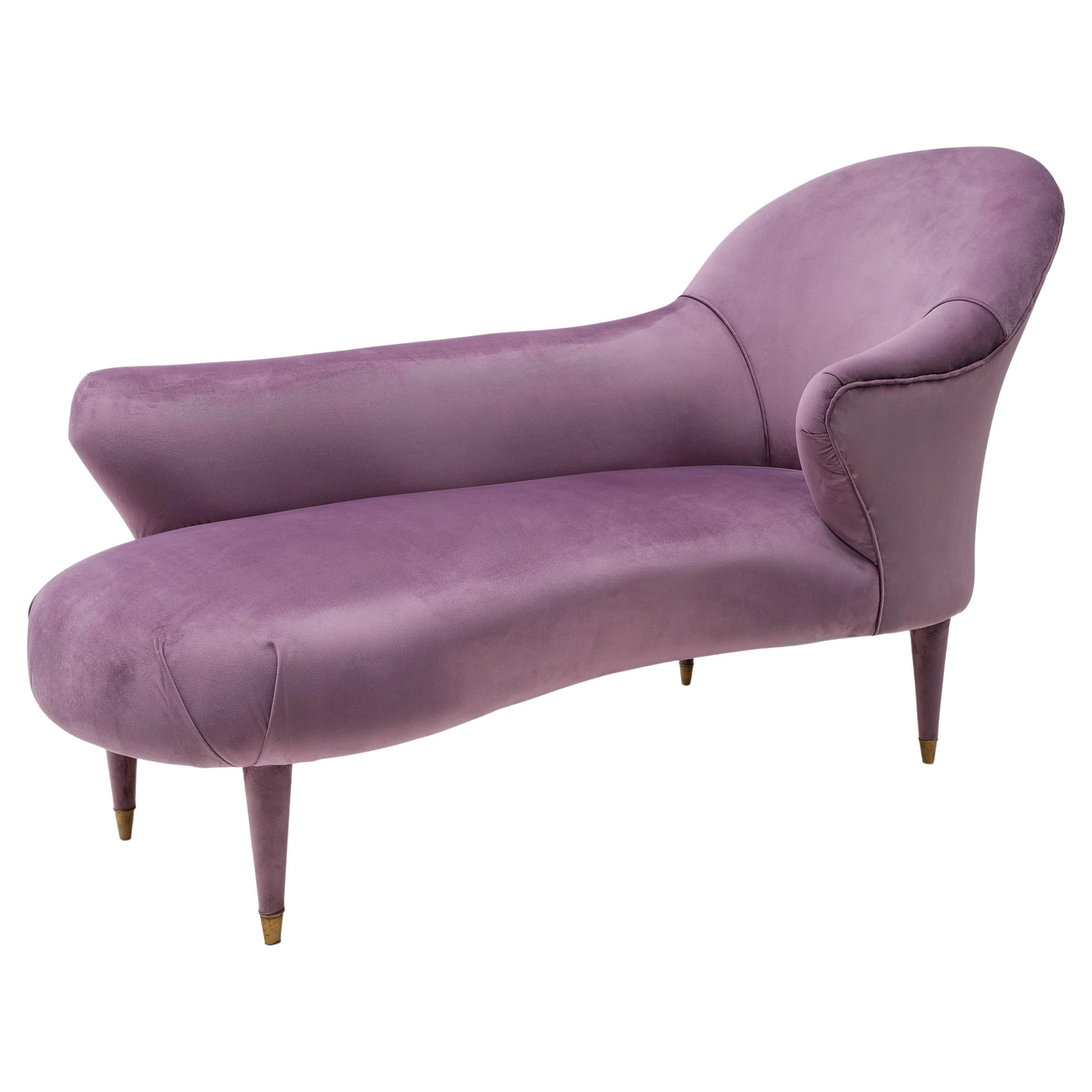 Italian Mid-Century Style Dormeuse in Mauve Velvet with Brass Feet For Sale
