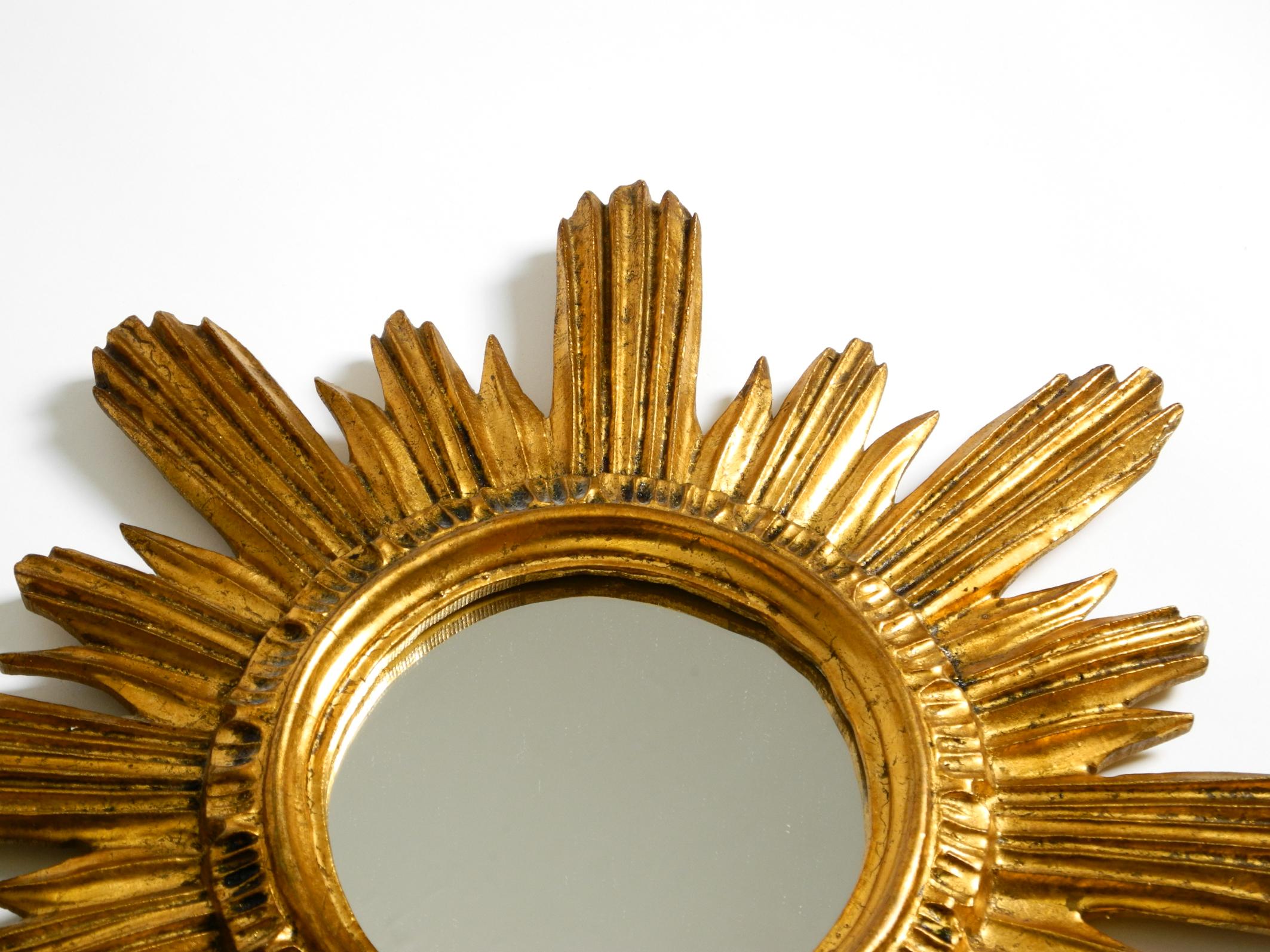 Specchio da parete italiano Mid Century Sunburst in legno e resina, placcato oro in vendita 3