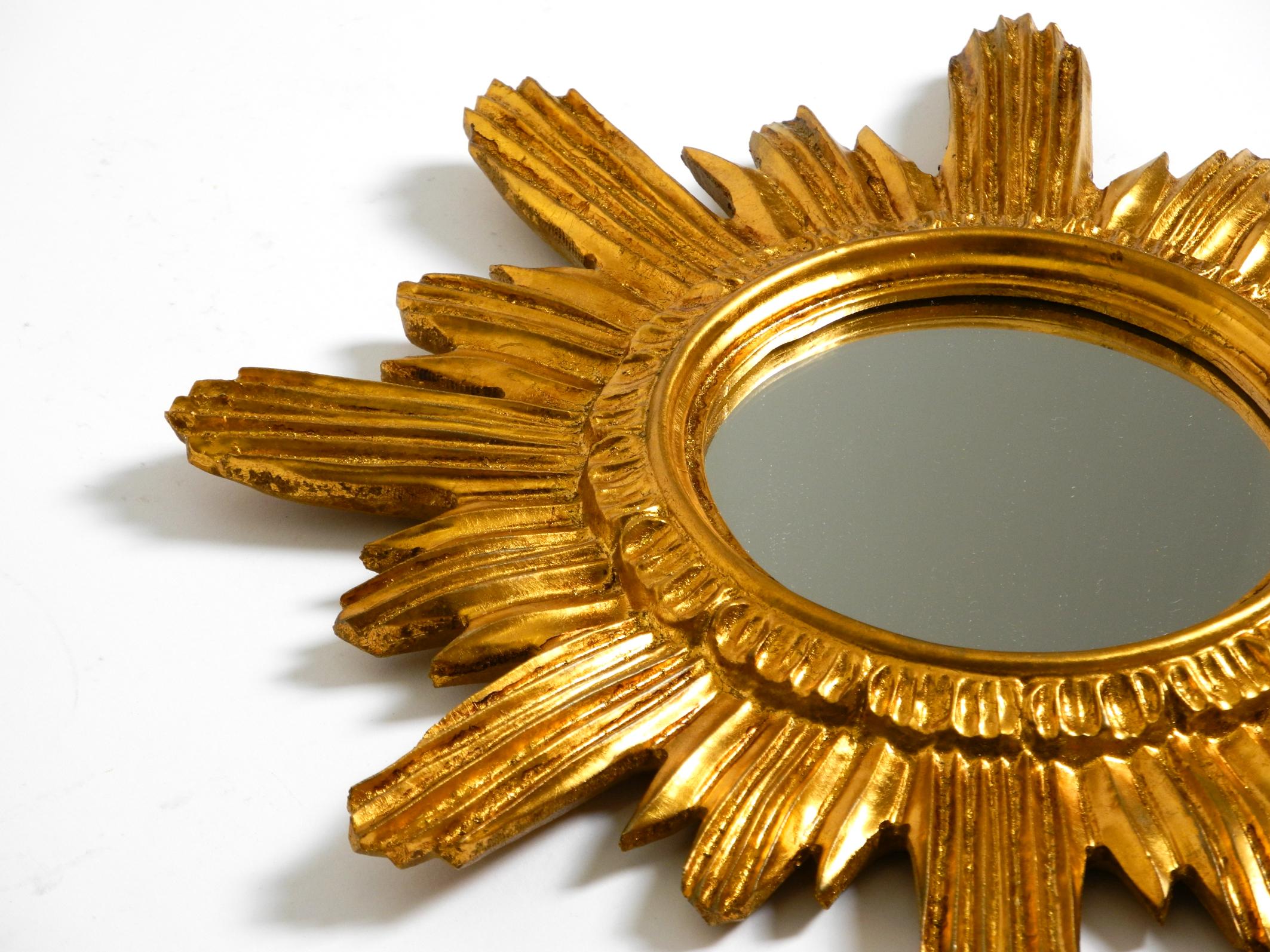 Specchio da parete italiano Mid Century Sunburst in legno e resina, placcato oro in vendita 3