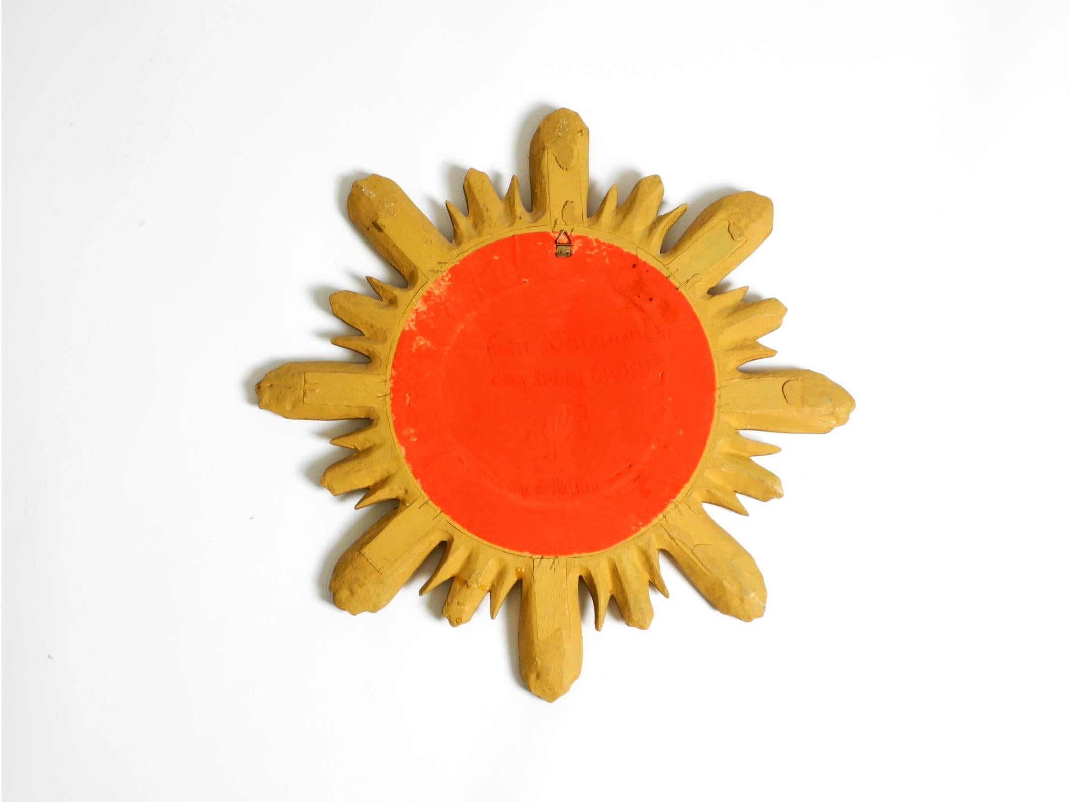 Specchio da parete italiano Mid Century Sunburst in legno e resina, placcato oro in vendita 4