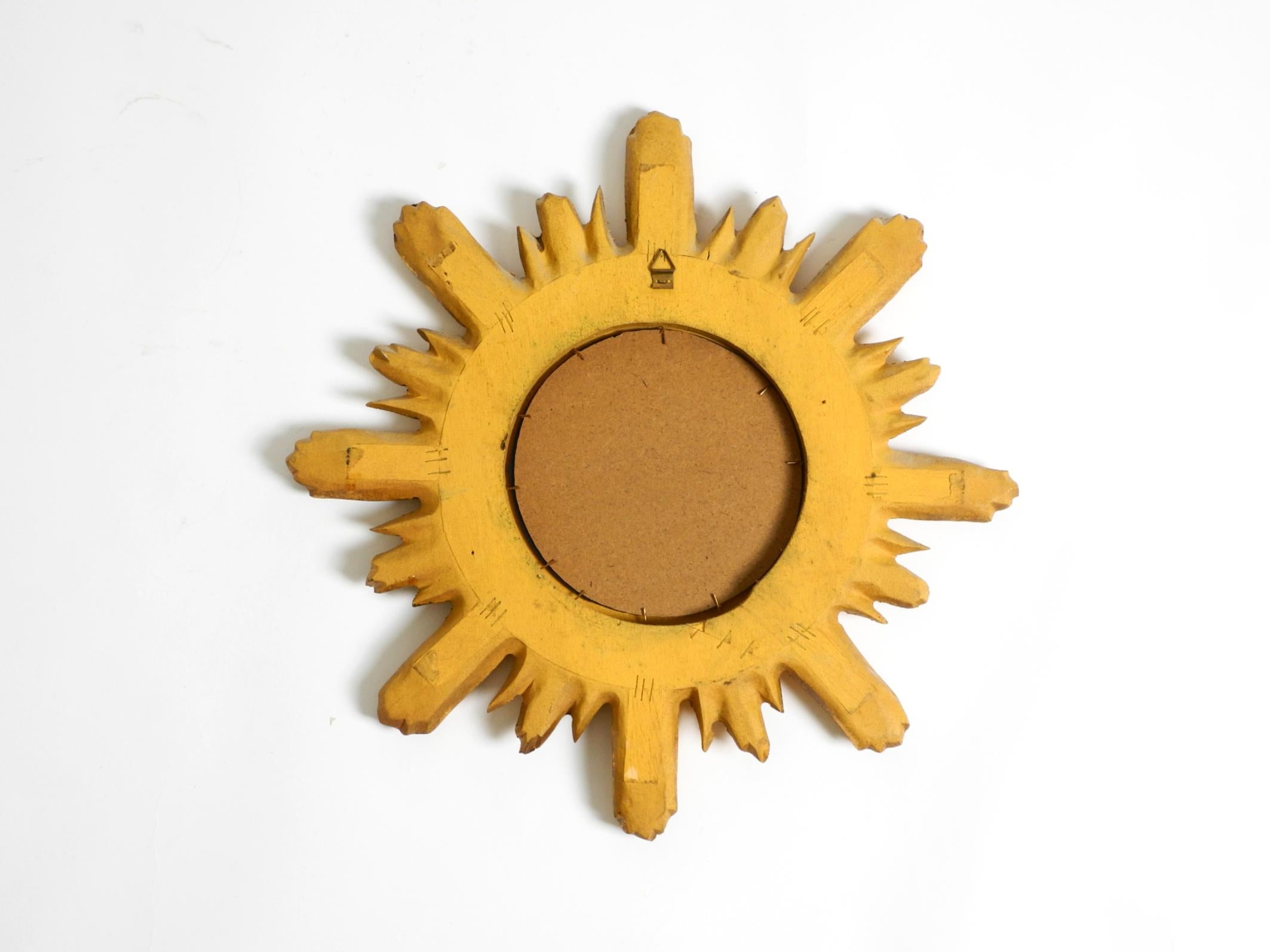 Specchio da parete italiano Mid Century Sunburst in legno e resina, placcato oro in vendita 4