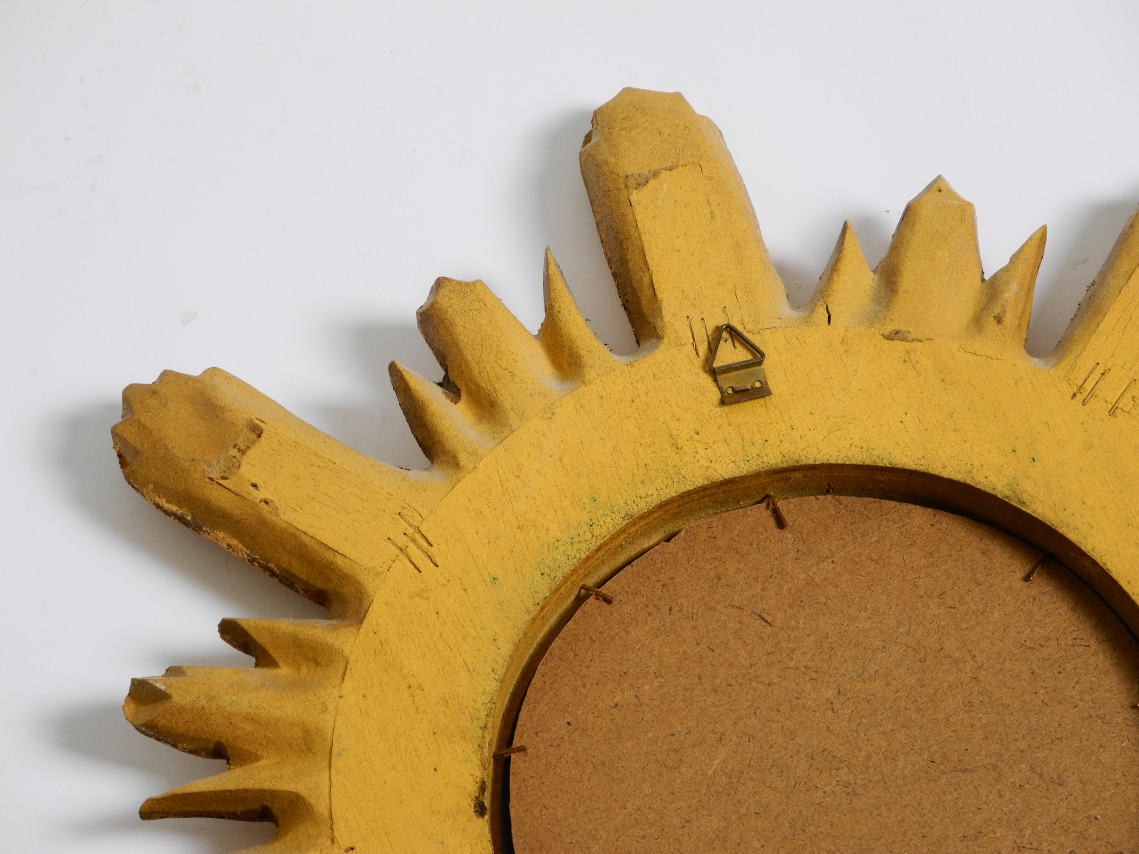 Specchio da parete italiano Mid Century Sunburst in legno e resina, placcato oro in vendita 6