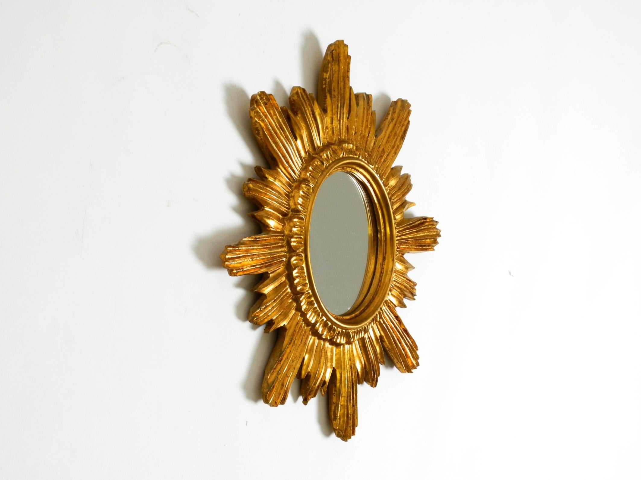 Specchio da parete italiano Mid Century Sunburst in legno e resina, placcato oro in vendita 7