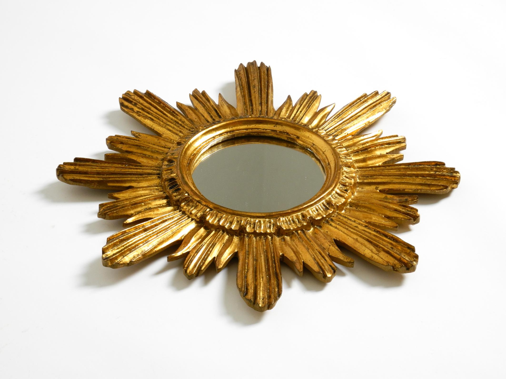 Bellissimo specchio da parete italiano della metà del secolo scorso in legno e resina, placcato in oro.
Ottimo design anni '50. Nessun danno alla cornice o alla doratura.
Specchio originale senza graffi e senza sbiadimento.
Pulito e pronto all'uso.