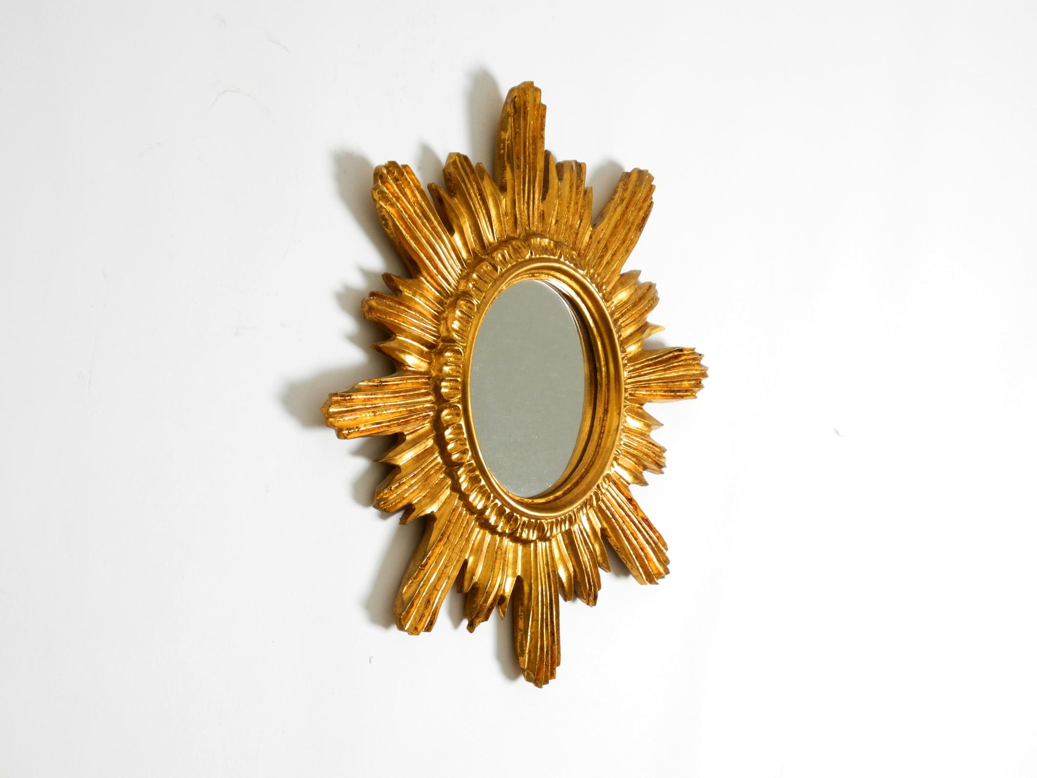 Bellissimo specchio da parete italiano di metà secolo realizzato in legno dorato e resina.
Ottimo design anni '50. Nessun danno alla cornice o alla doratura.
Lo specchio è privo di graffi e non si appanna.
Pulito e pronto all'uso. Condizioni vintage