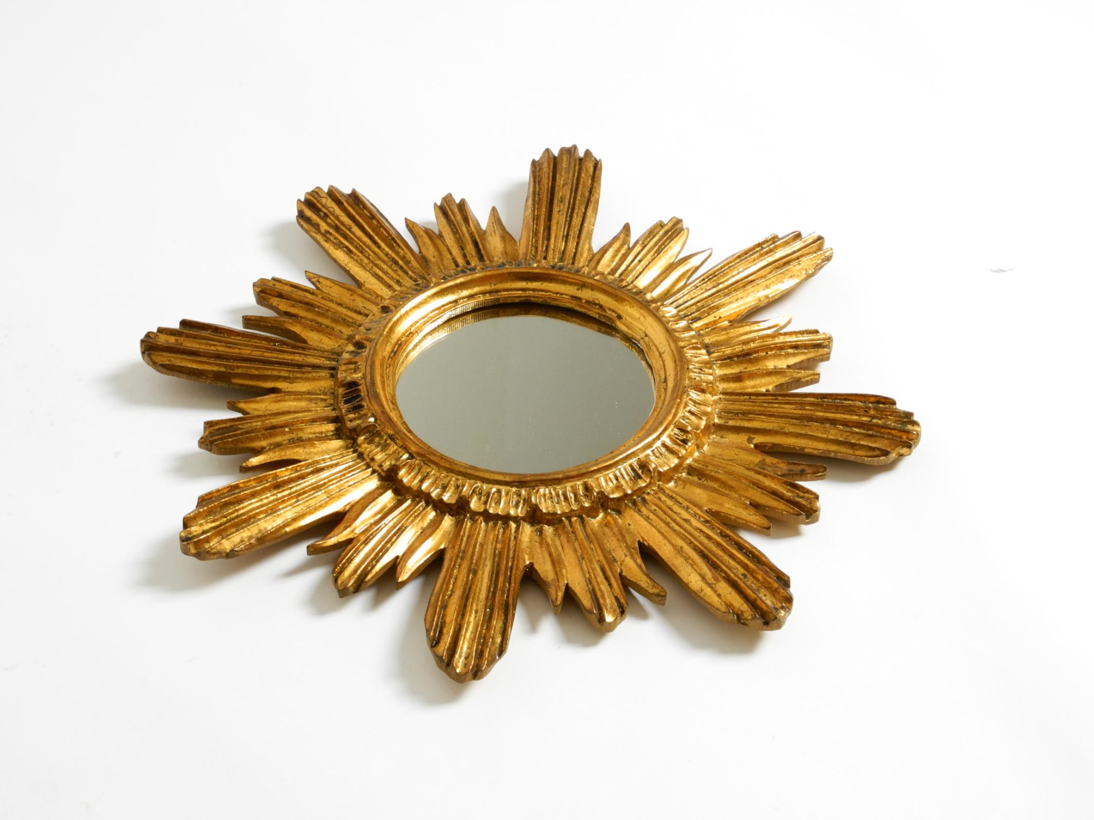 Mid-Century moderno Specchio da parete italiano Mid Century Sunburst in legno e resina, placcato oro in vendita
