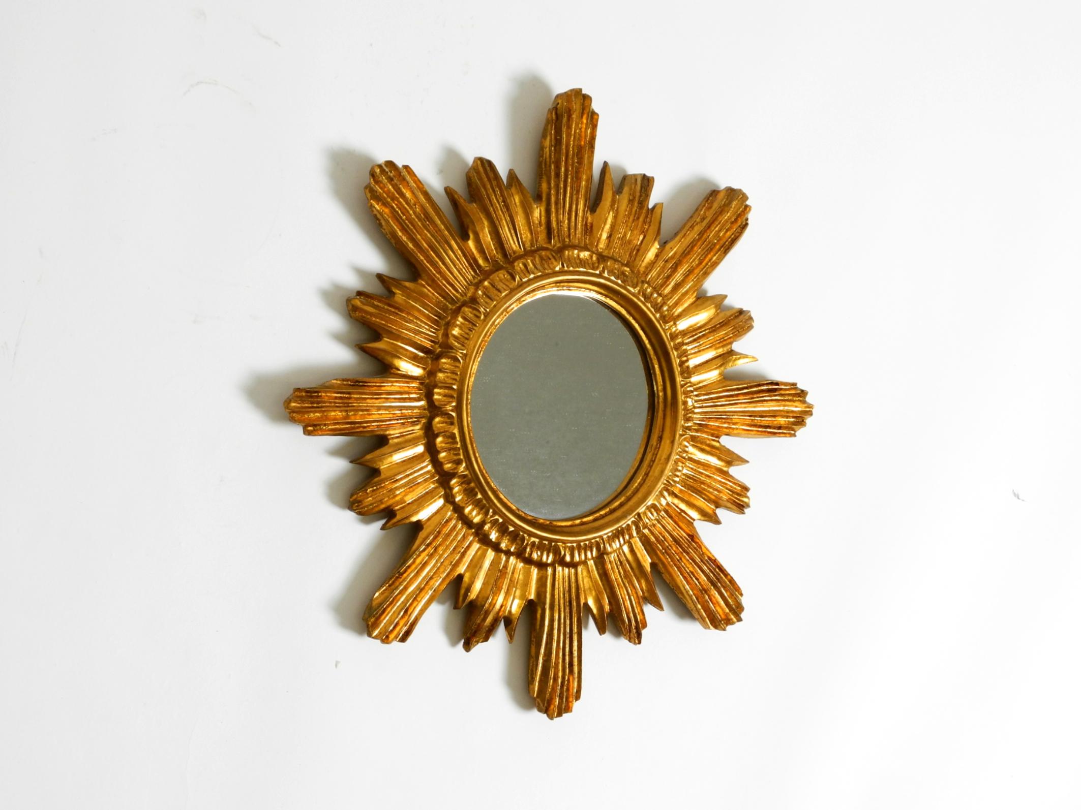 Mid-Century moderno Specchio da parete italiano Mid Century Sunburst in legno e resina, placcato oro in vendita