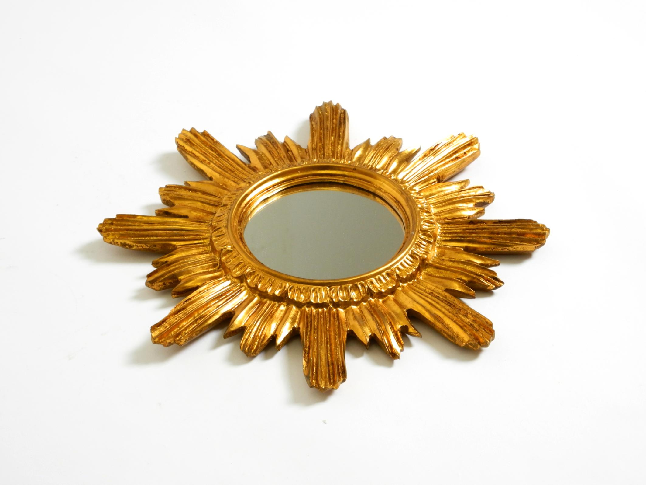 Italiano Specchio da parete italiano Mid Century Sunburst in legno e resina, placcato oro in vendita