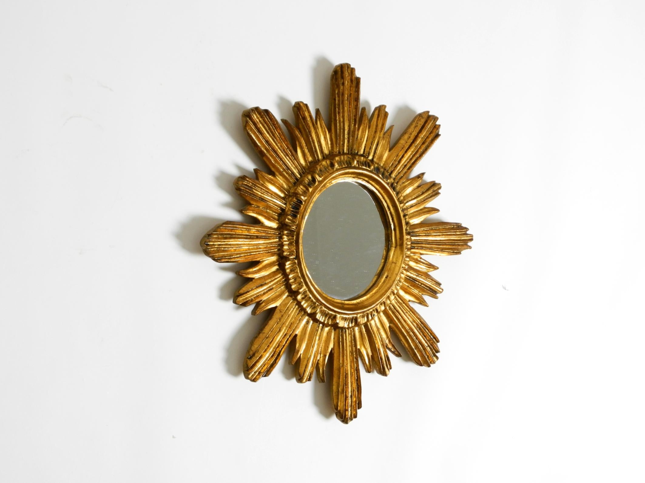 Specchio da parete italiano Mid Century Sunburst in legno e resina, placcato oro In condizioni buone in vendita a München, DE