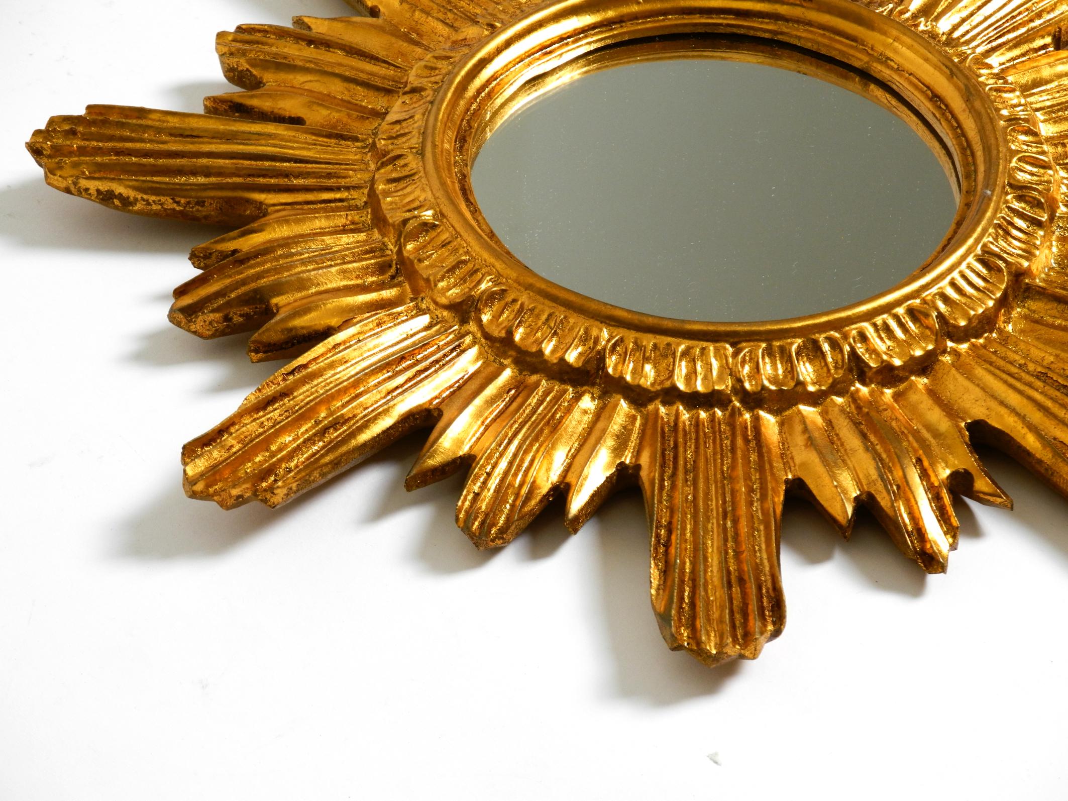 Specchio da parete italiano Mid Century Sunburst in legno e resina, placcato oro In condizioni buone in vendita a München, DE