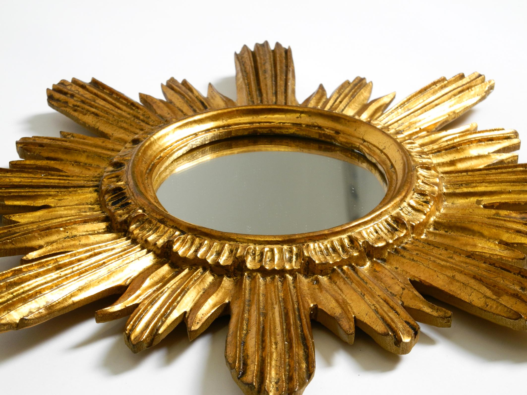 Metà XX secolo Specchio da parete italiano Mid Century Sunburst in legno e resina, placcato oro in vendita