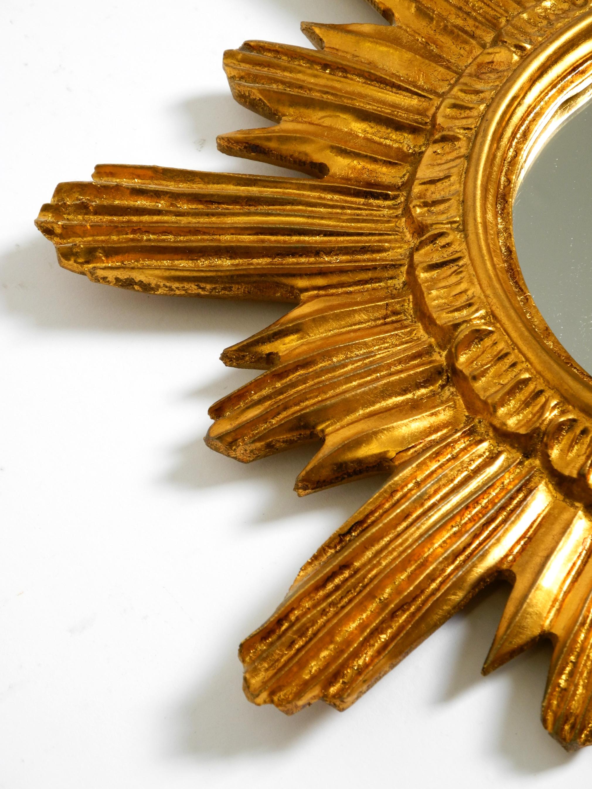 Resina Specchio da parete italiano Mid Century Sunburst in legno e resina, placcato oro in vendita