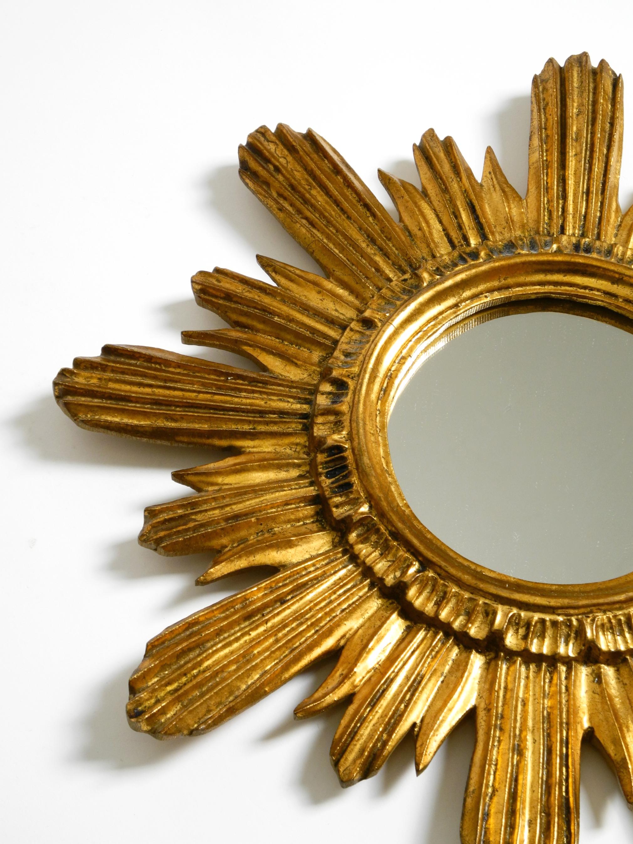 Specchio da parete italiano Mid Century Sunburst in legno e resina, placcato oro in vendita 1