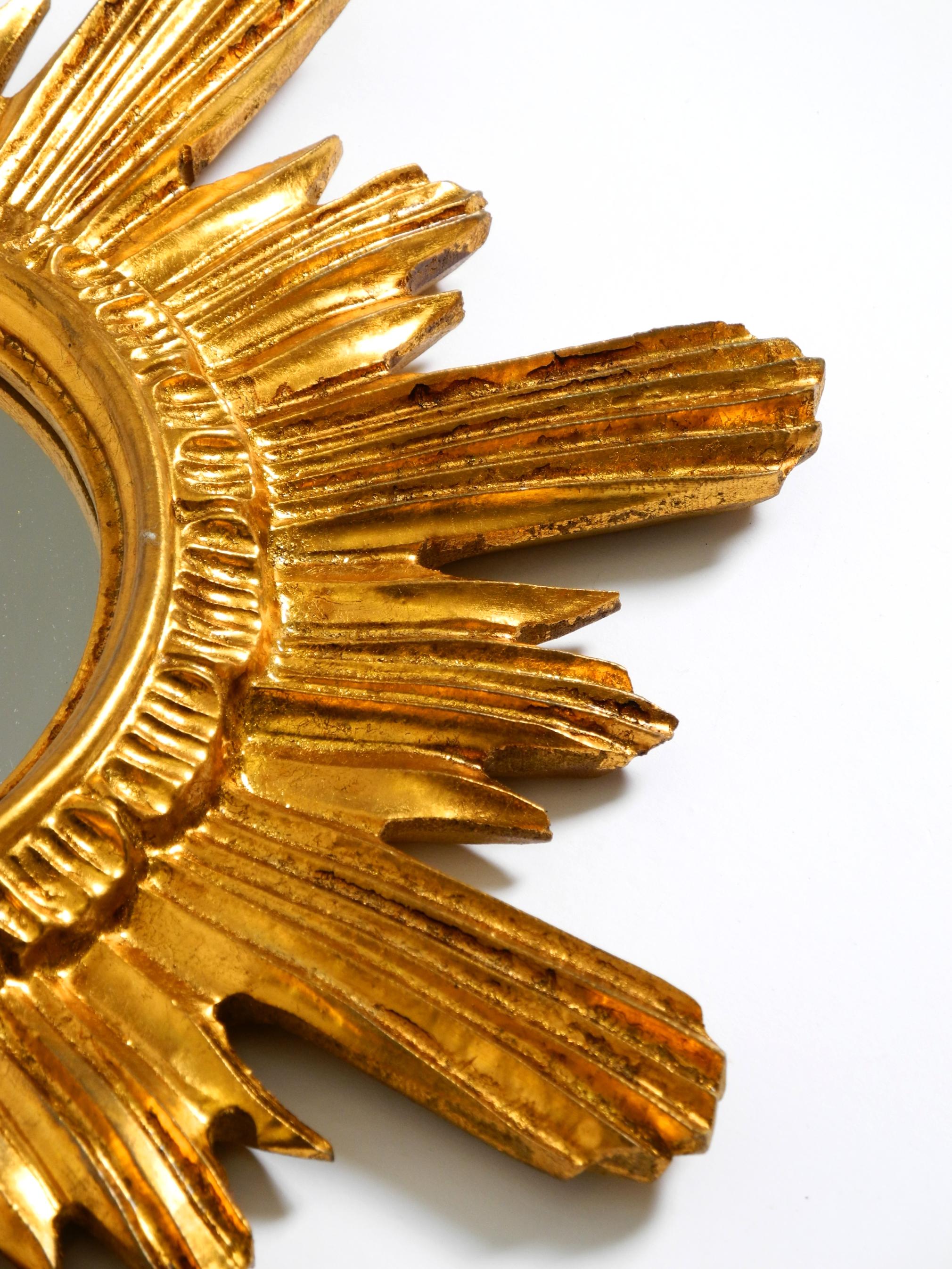 Specchio da parete italiano Mid Century Sunburst in legno e resina, placcato oro in vendita 1