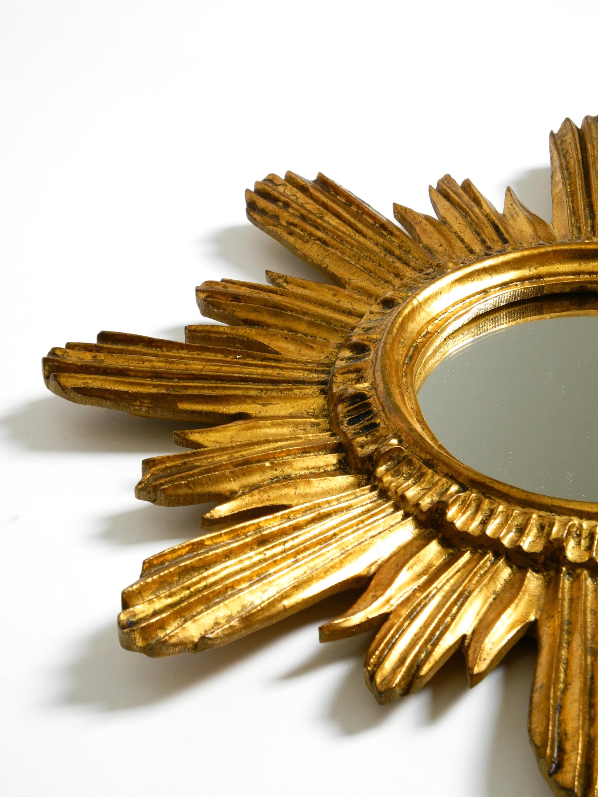 Specchio da parete italiano Mid Century Sunburst in legno e resina, placcato oro in vendita 2