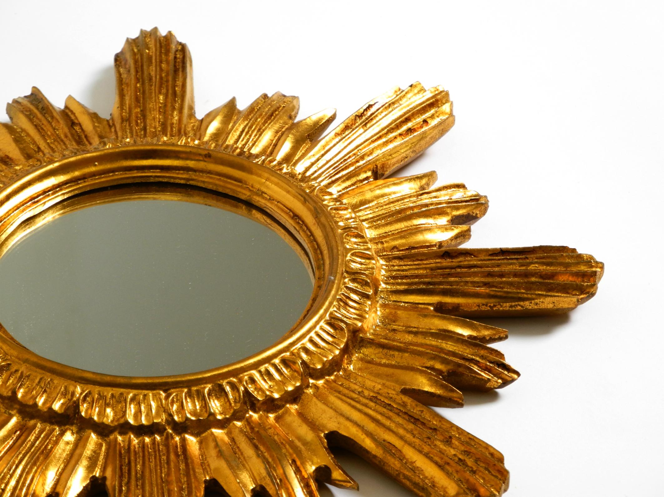 Specchio da parete italiano Mid Century Sunburst in legno e resina, placcato oro in vendita 2