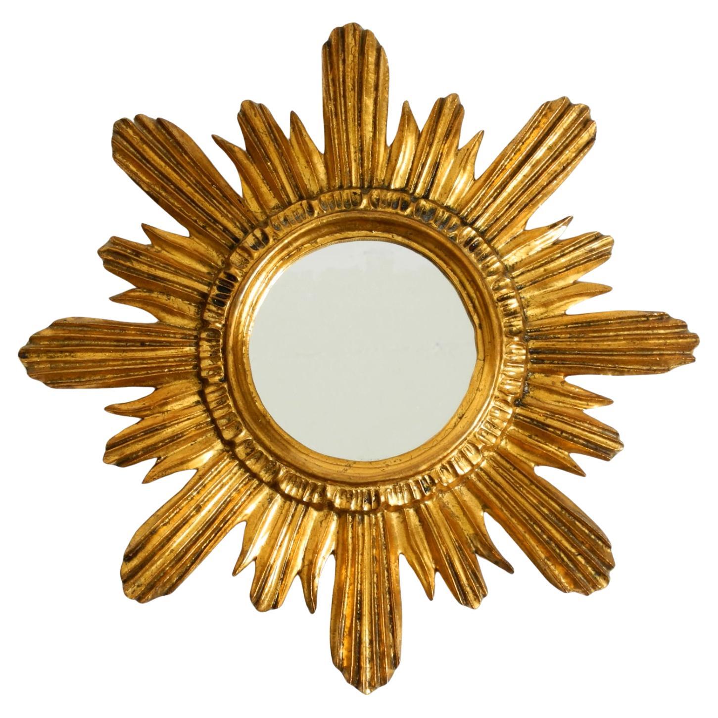 Specchio da parete italiano Mid Century Sunburst in legno e resina, placcato oro in vendita