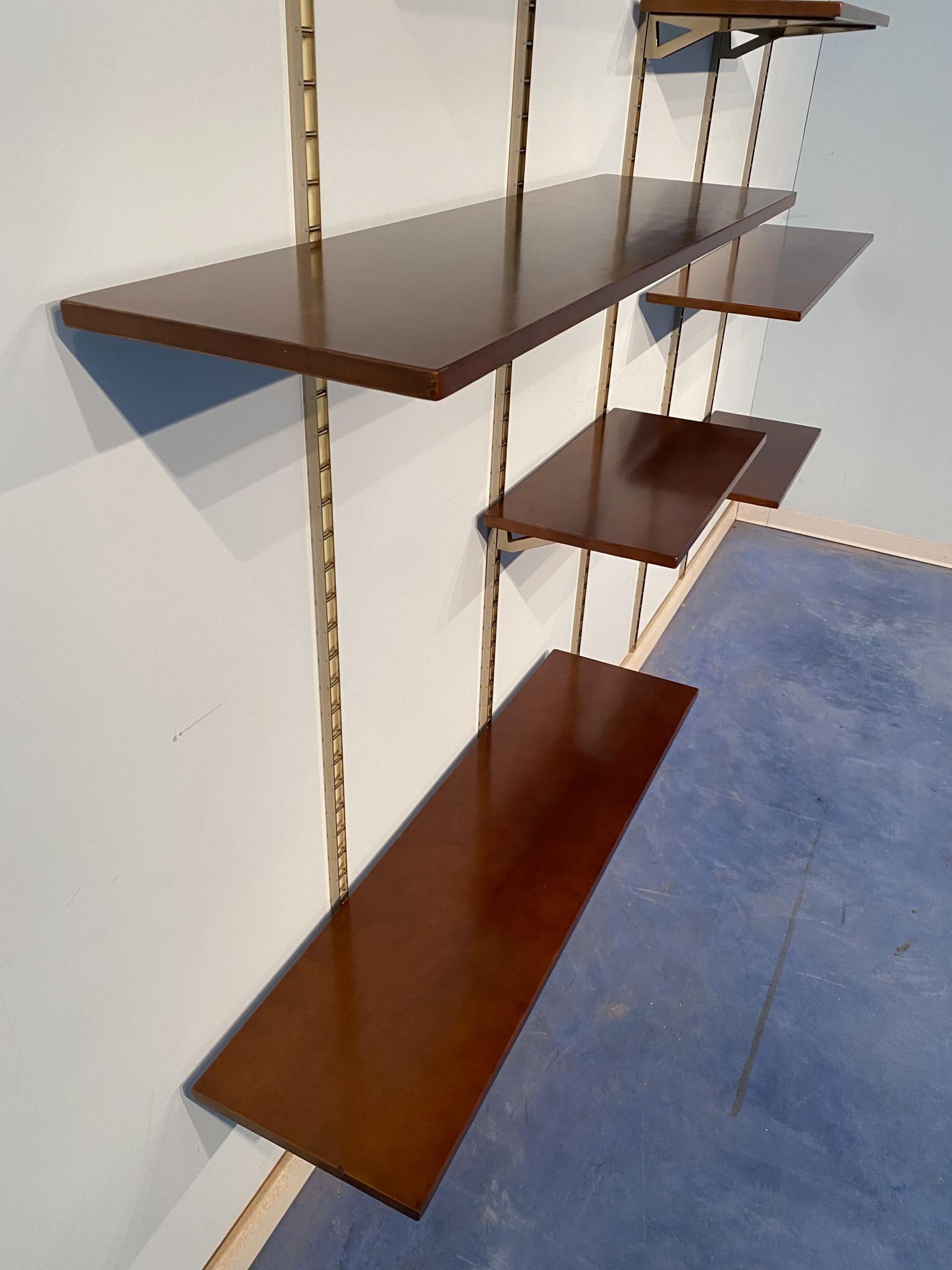 Italian Mid-Century Suspended Wall Unit Boockase in Walnut and Gilded Metal 1960 For Sale 4