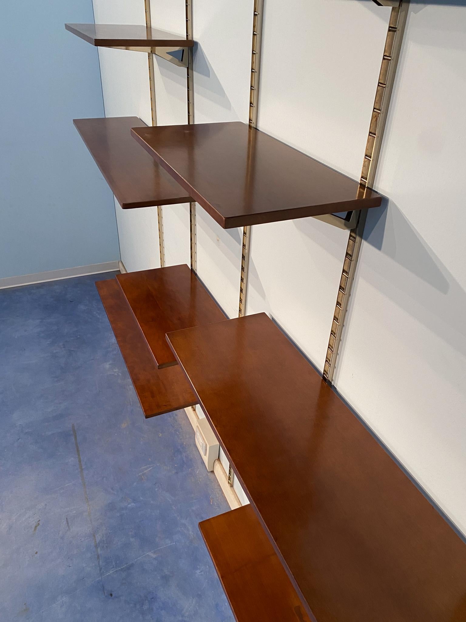 Italian Mid-Century Suspended Wall Unit Boockase in Walnut and Gilded Metal 1960 For Sale 1