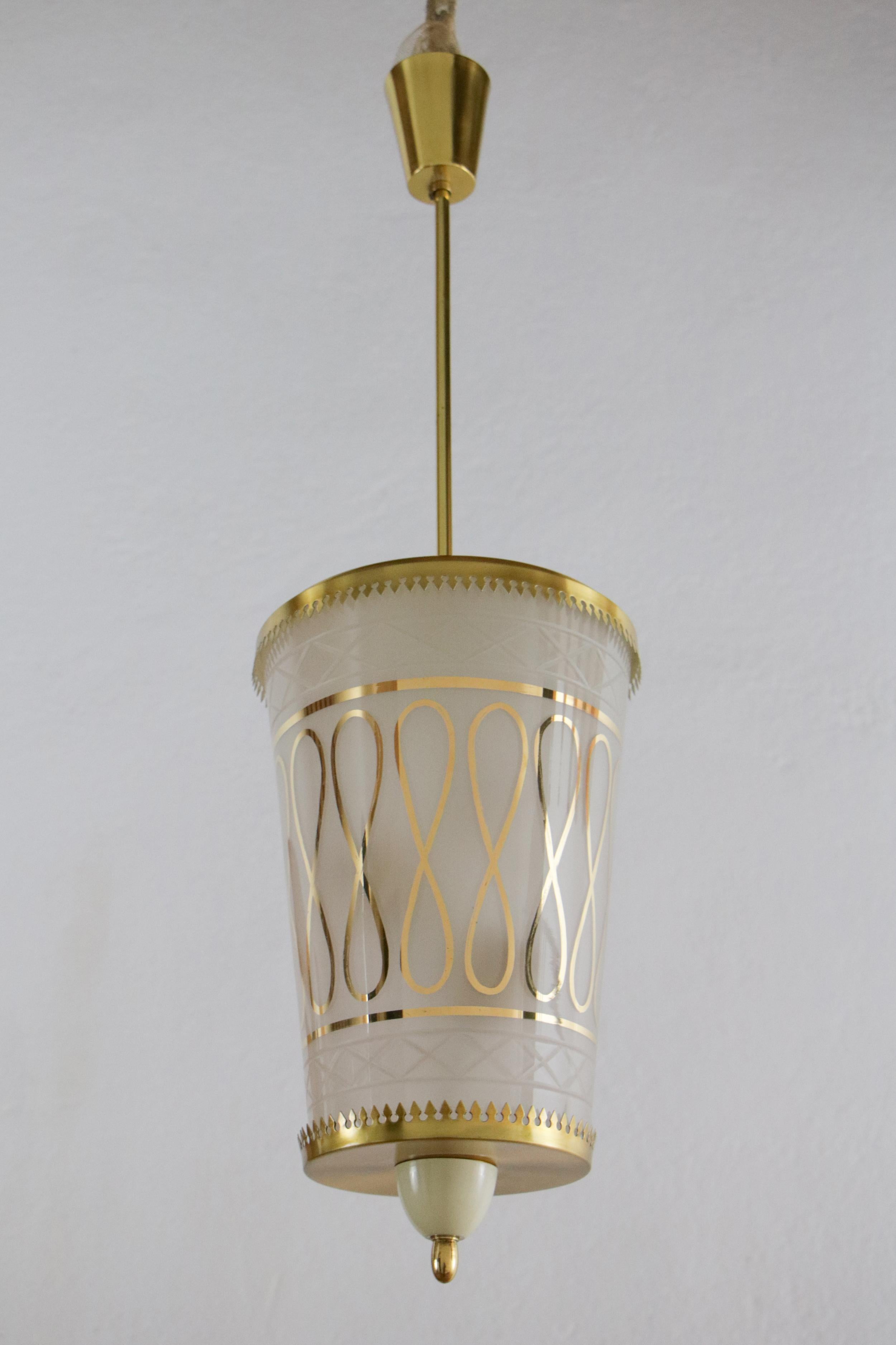 A magnificent mid-century pendant lamp from Italy, with brass, etched and decorated glass, and three E14 bulbs. This is an incredibly elegant and refined design, and the brass and glass parts offer excellent executive quality. It has been subjected