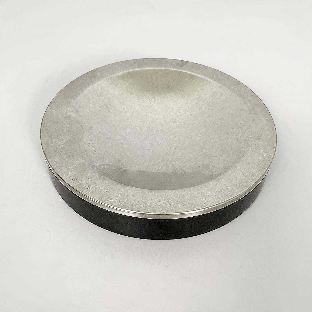 Italienischer Tischaschenbecher aus der Mitte des Jahrhunderts von Gianni Moscatelli für Formanova, 1960er Jahre
Runder Tisch-Aschenbecher aus Metall und Kunststoff. Kann als Taschenentleerer oder Mittelstück verwendet werden.
Produziert von