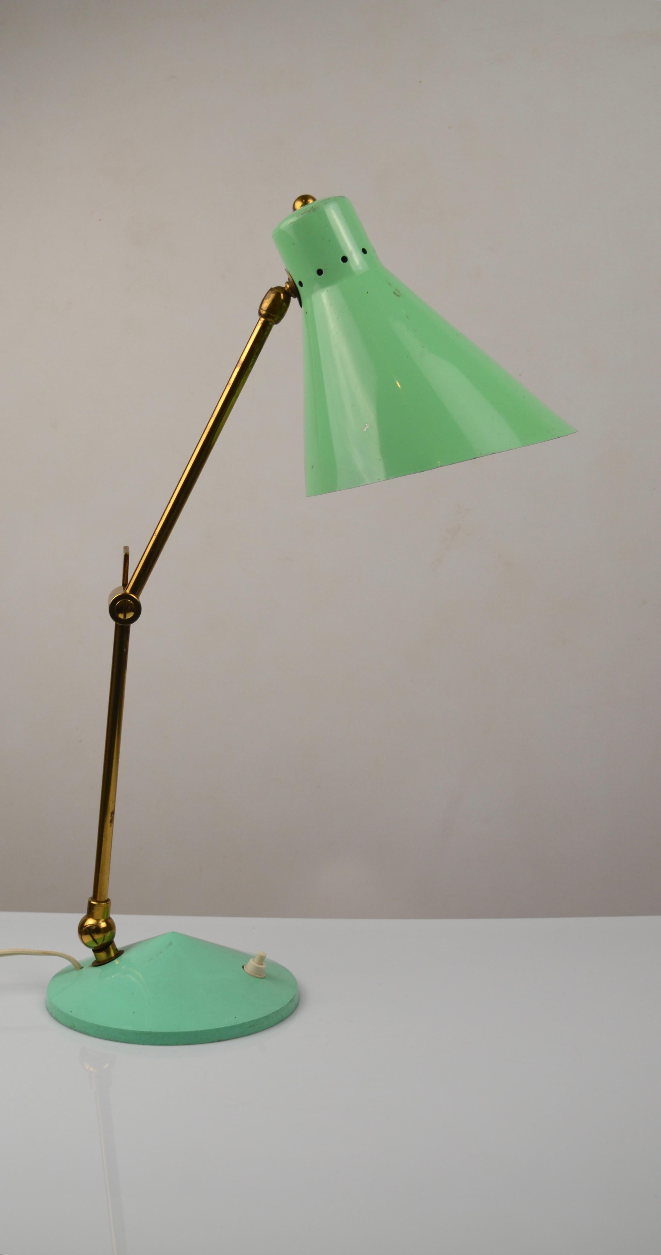 Elegante lámpara de escritorio italiana de los años 50, representativa del diseño modernista de posguerra.
Su pantalla metálica en laca verde menta original aporta un toque raro y refrescante, muy buscado por los coleccionistas. Este acabado