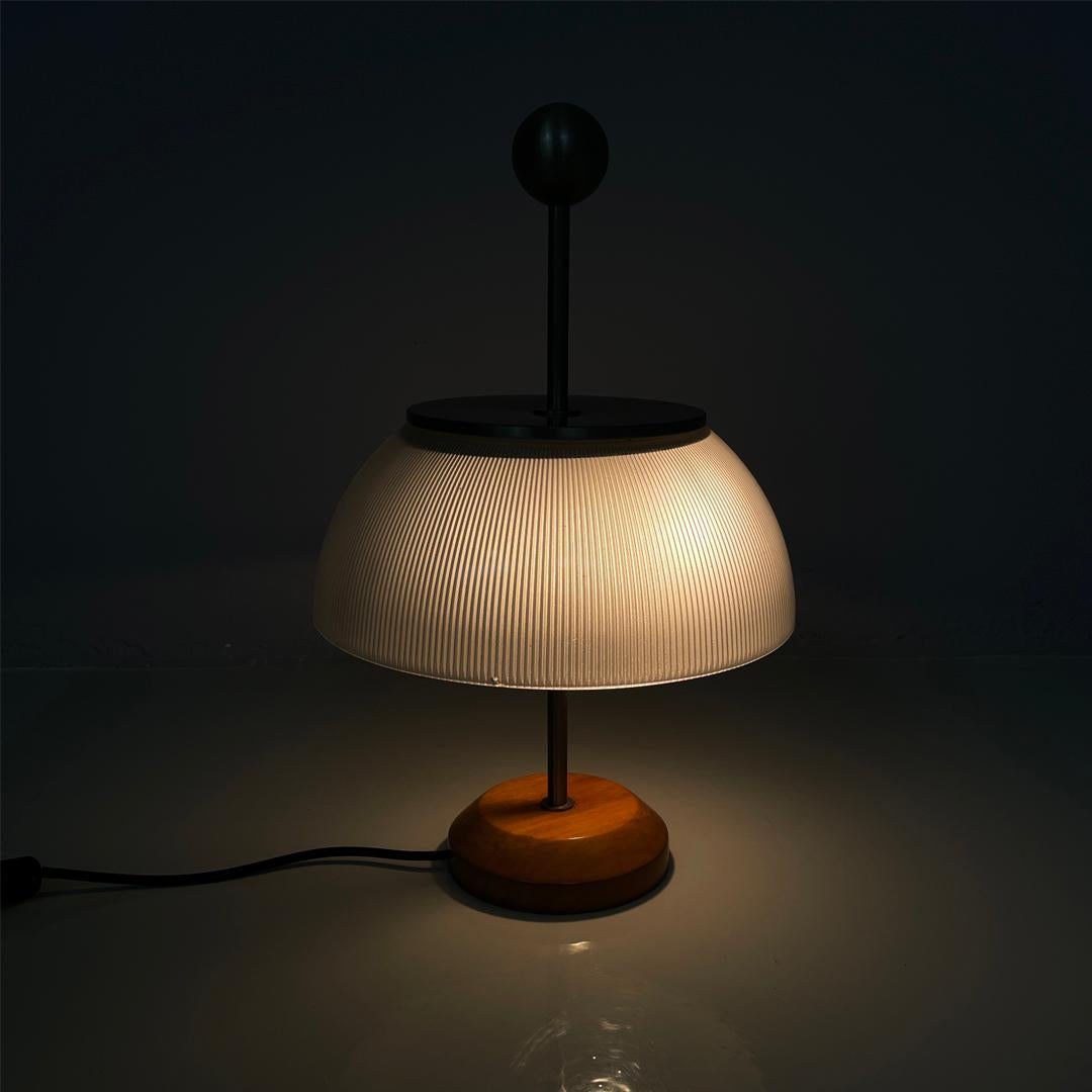 Italienische Tischleuchte aus der Mitte des Jahrhunderts Alfa von Sergio Mazza für Artemide, 1960er Jahre
Tischleuchte Modell Alfa. Der runde Sockel ist aus Holz und der Schirm aus Glas mit Streifeneffekt gefertigt.
Der zentrale Stiel ist aus Metall