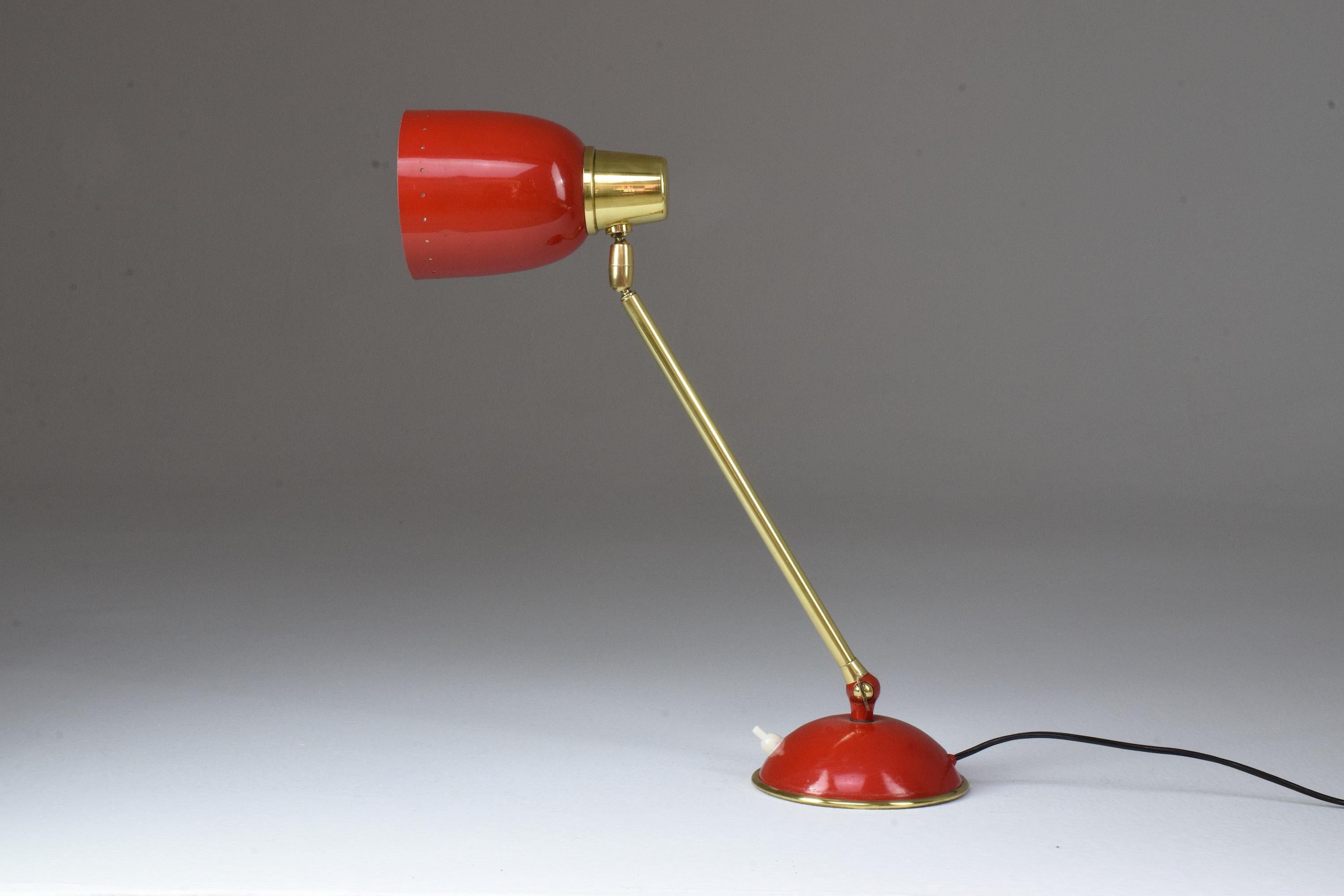 Italienische rote Mid-Century-Modern-Schreibtischlampe von Stilnovo, 1950er Jahre (20. Jahrhundert) im Angebot