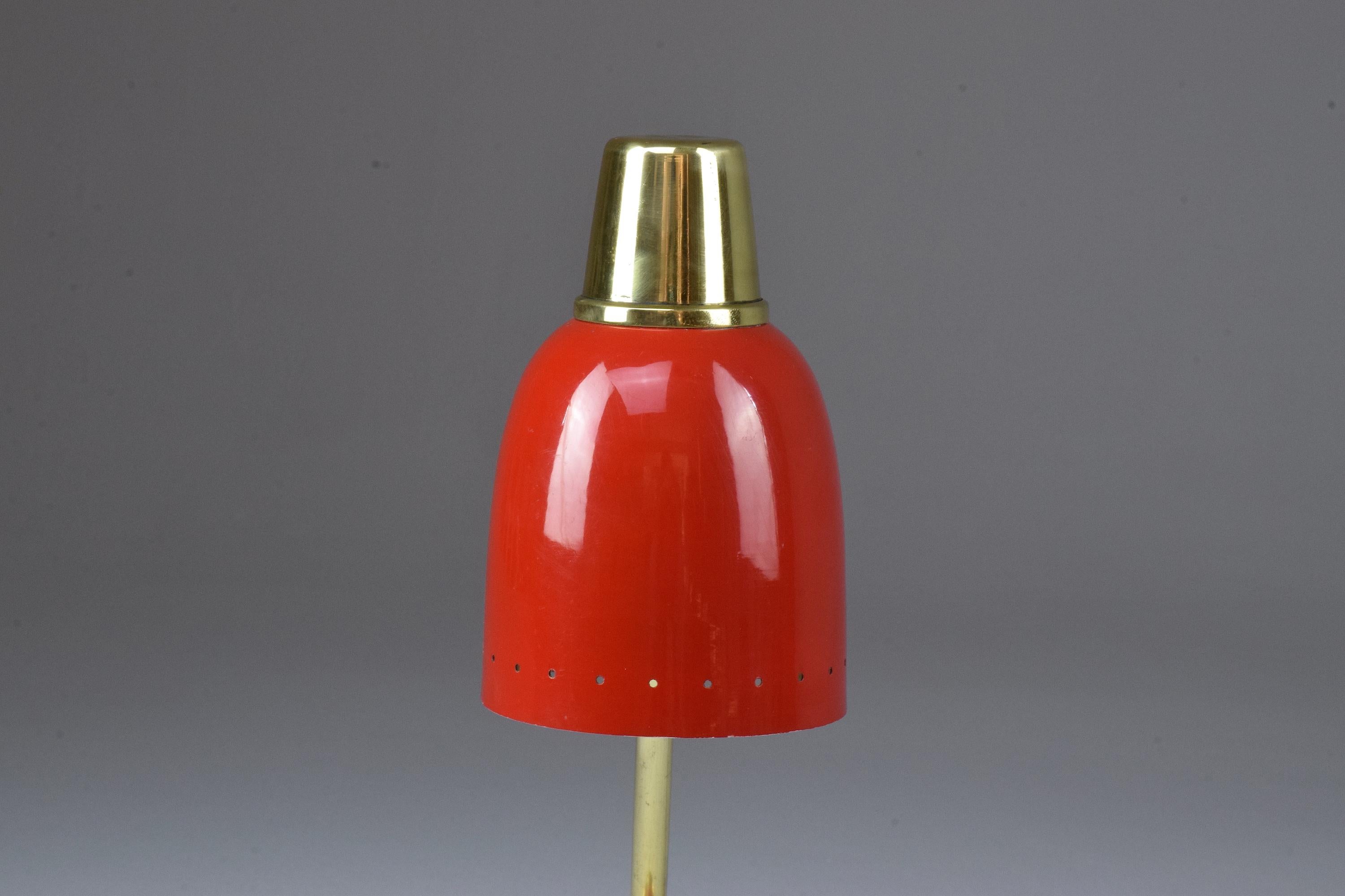 Italienische Tischlampe im Stil von Stilnovo aus der Mitte des Jahrhunderts:: 1950er Jahre im Angebot 2