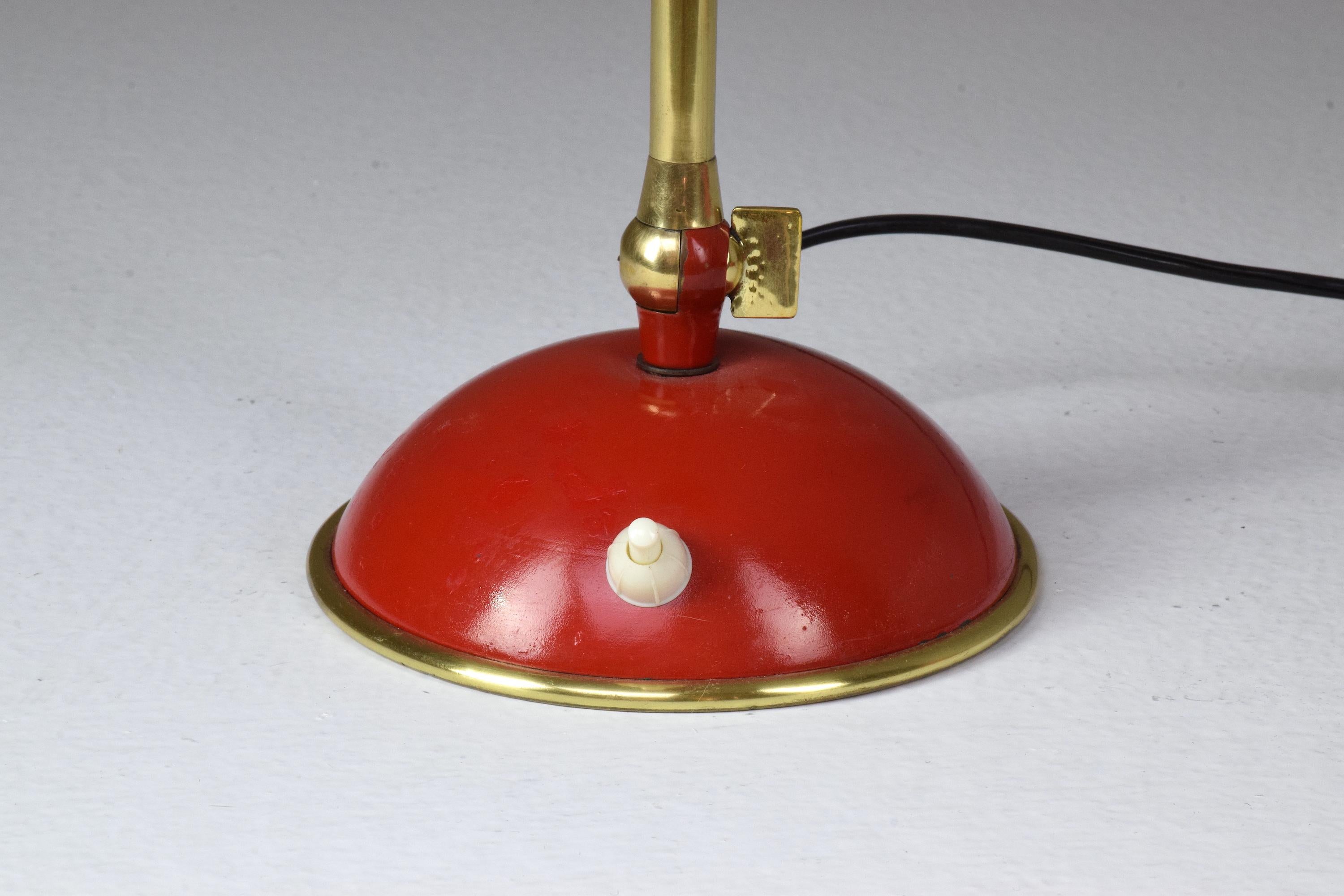 Italienische Tischlampe im Stil von Stilnovo aus der Mitte des Jahrhunderts:: 1950er Jahre im Angebot 3