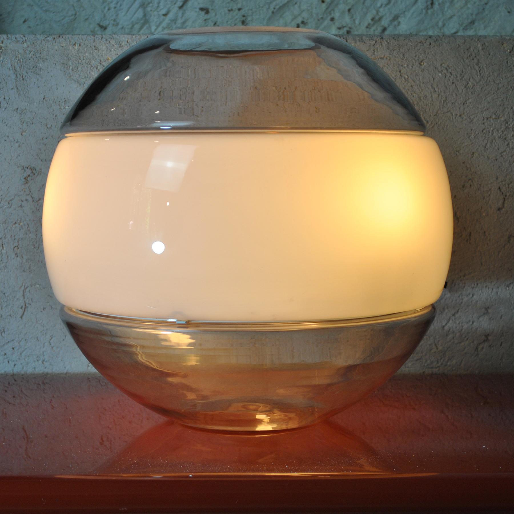 Une belle lampe vase de table des années 1960. Une production italienne de Carlo Nason pour Mazzega en verre Murano coloré.
La particularité de cette lampe est la possibilité de l'utiliser comme vase à fleurs.