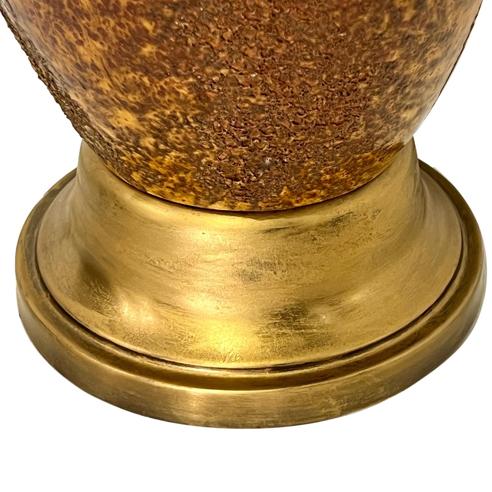 Eine italienische Tischlampe aus Keramik aus den 1960er Jahren.

Abmessungen:
Höhe des Gehäuses: 19