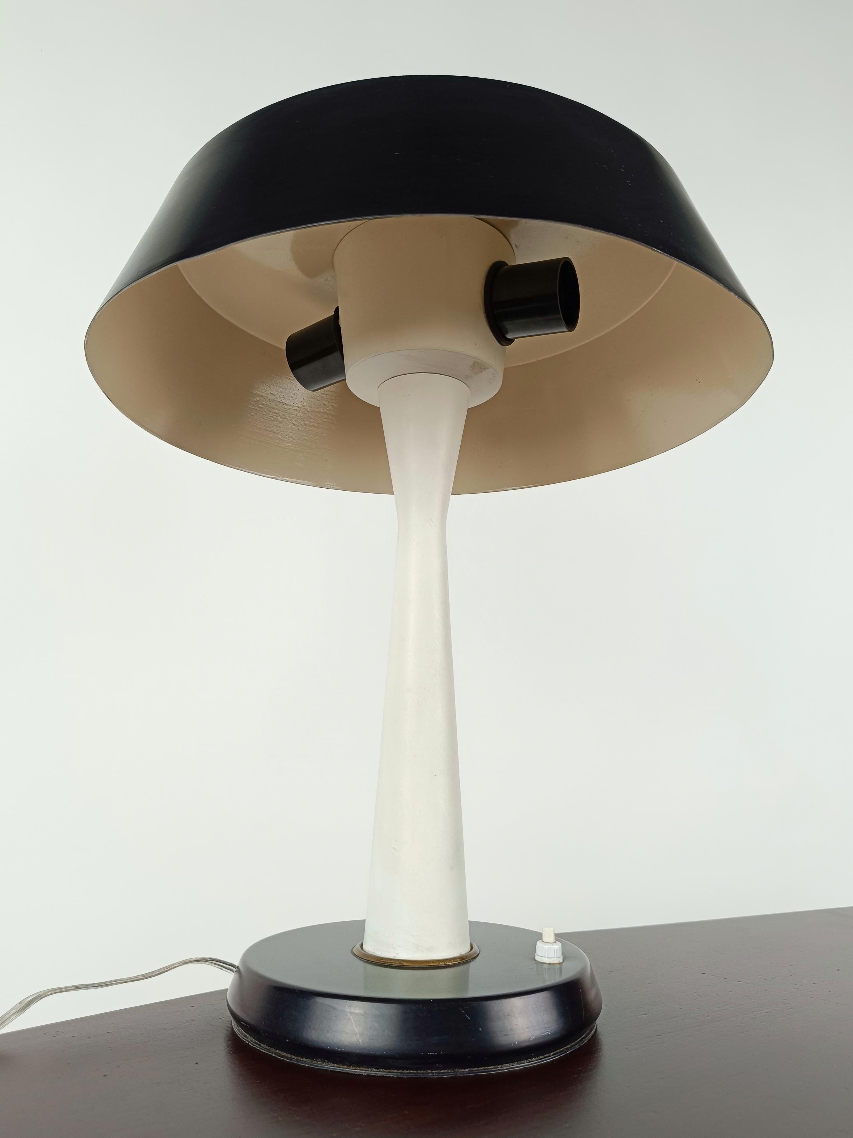 Mid-Century Modern Italian Mid Century Table Lamp in Enamelled aluminum and Brass, Italy 1950s
