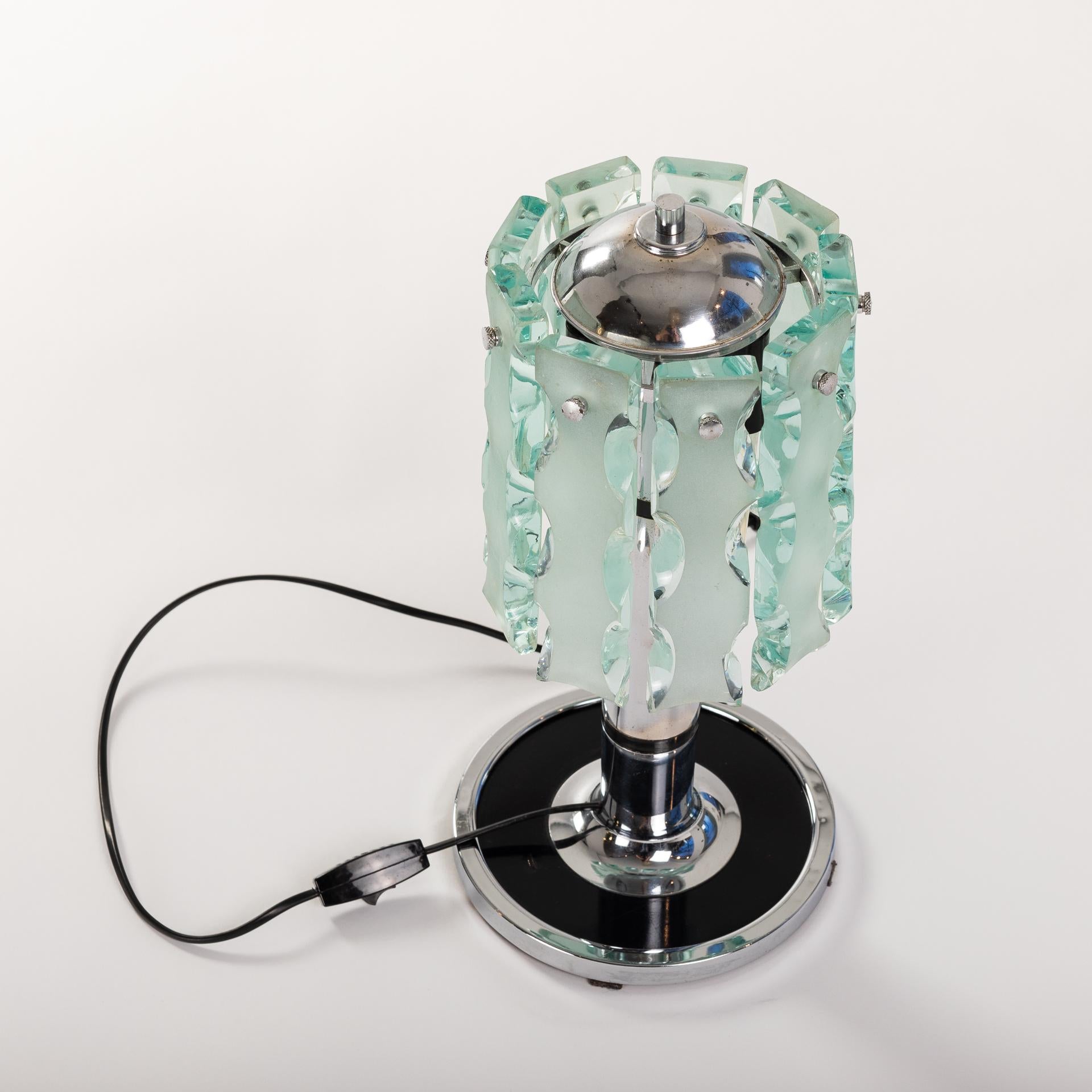 Italienische Mid-Century-Tischlampe Zero Quattro aus der Mitte des Jahrhunderts mit grünen Glasklingen (Metall) im Angebot