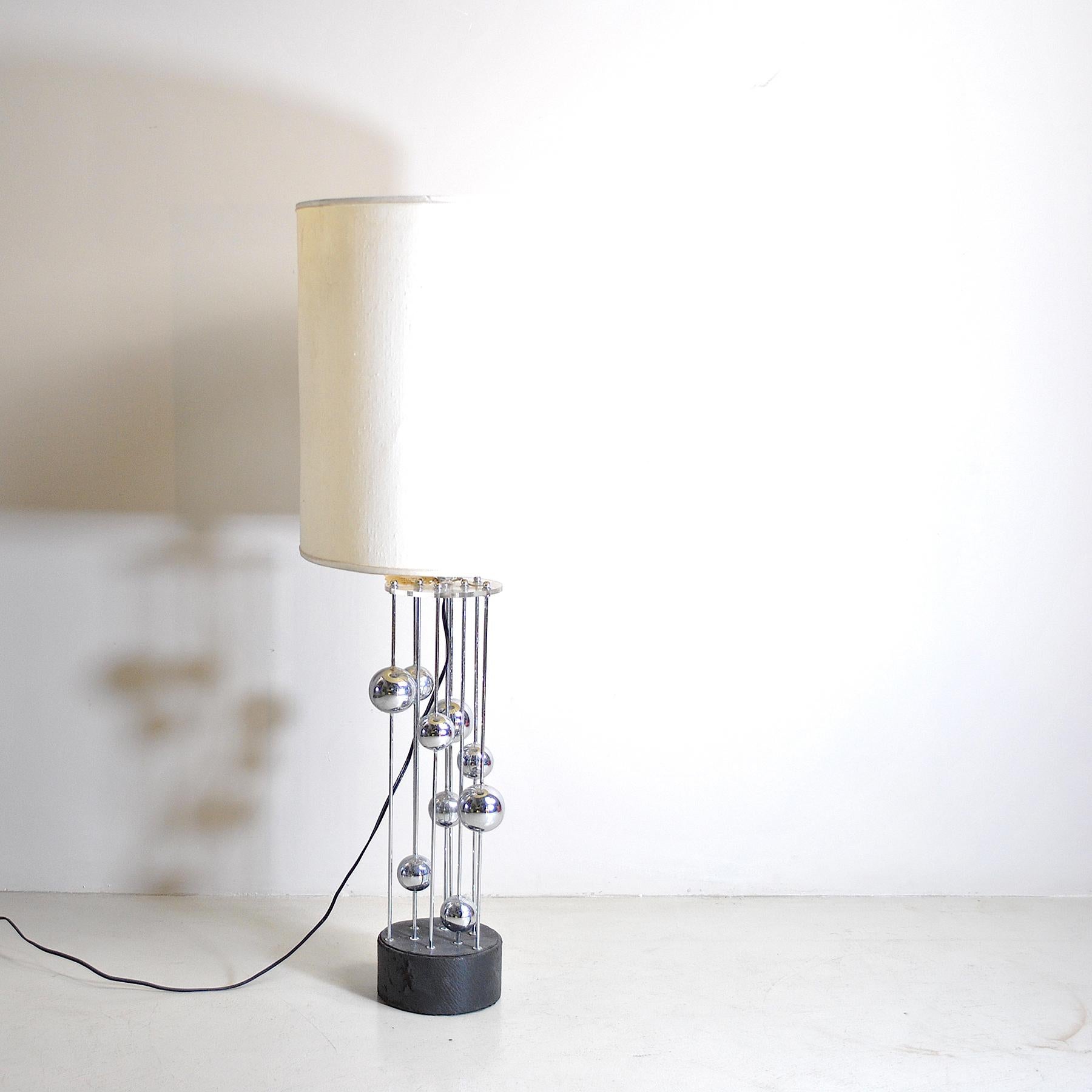 Atom design table lamp from the 1970s in stainless steel.

The lamp is sold without the lampshade in the picture, but it can be requested in the form, sizes and colors at will with an extra price.

n.b. the measures in the description are