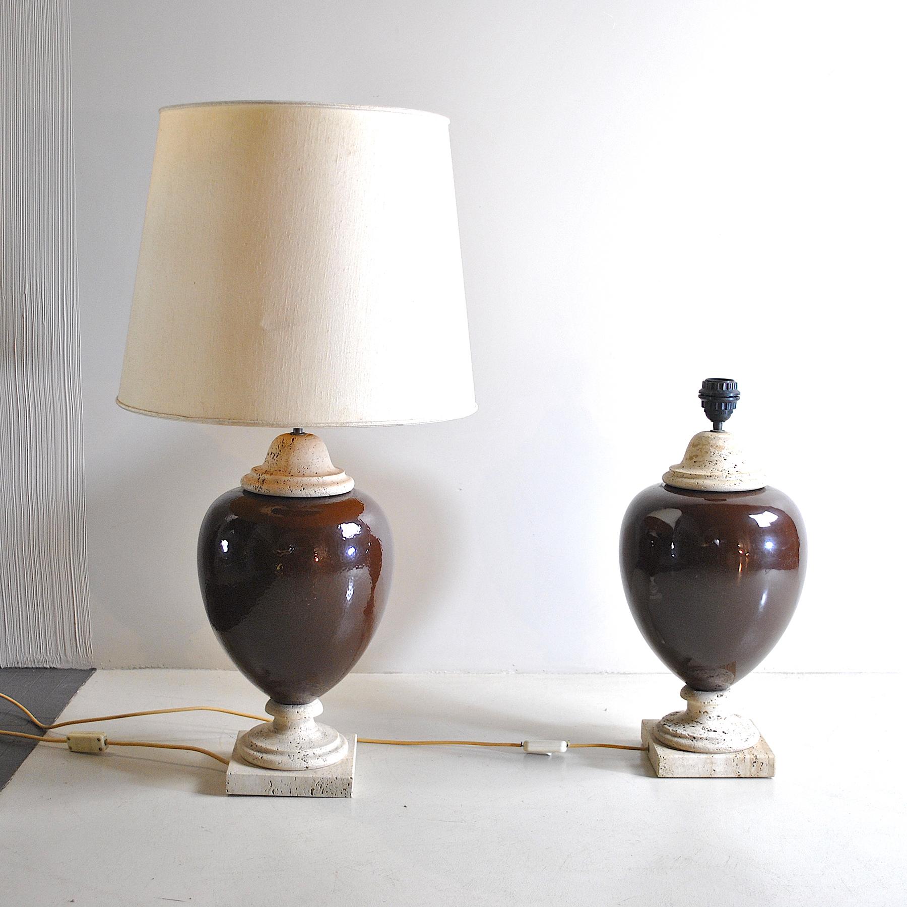 Pair of 1960s table lamps in brown glazed ceramic with travertine marble bases.

The lamps are sold without the lampshade in the picture, but it can be requested in the form, sizes and colors at will with an extra price.

n.b. the measures in