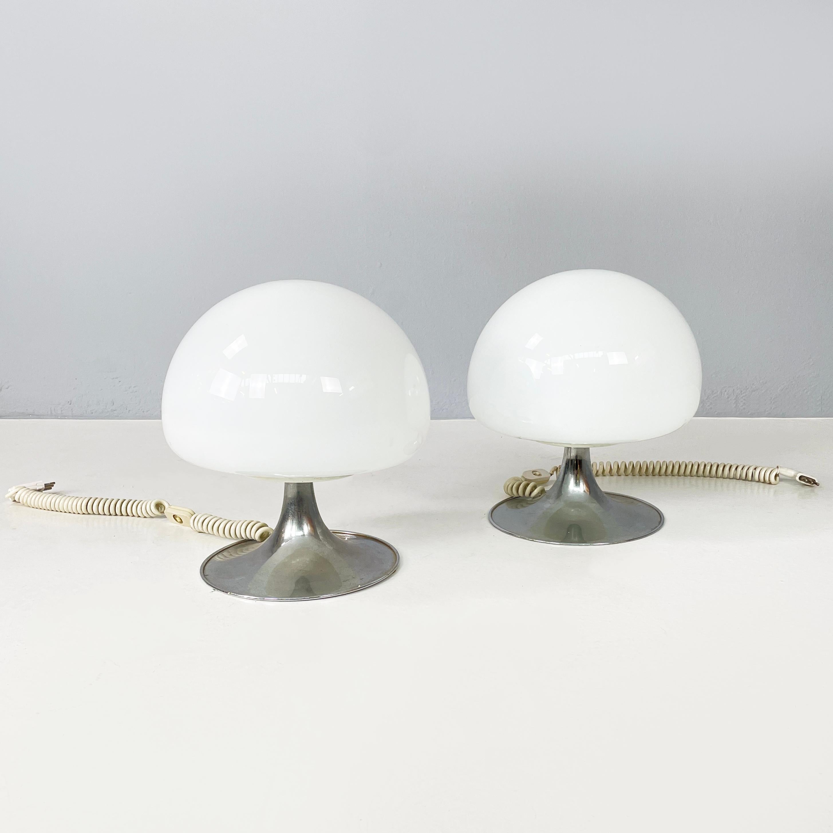 Lampe de table italienne du milieu du siècle dernier Mushroom par Goffredo Reggiani pour Reggiani, 1970
Paire de lampes de table mod. Mushroom avec diffuseur en forme de champignon en verre opale. La base ronde est en acier chromé. Ces lampes sont
