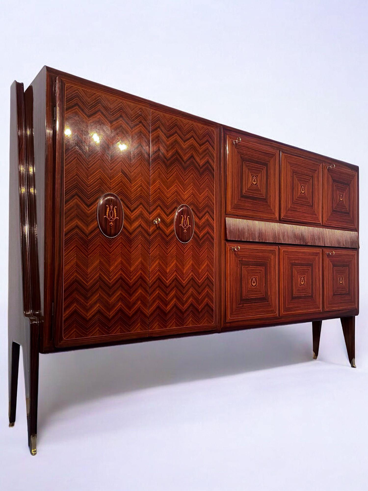 Beautiful Italian mid-century sideboard designed by Vittorio Dassi in 1950. An item of exceptional executive quality, this cabinet perfectly combines sophistication and elegance in its external lines with a high level of containment. There are