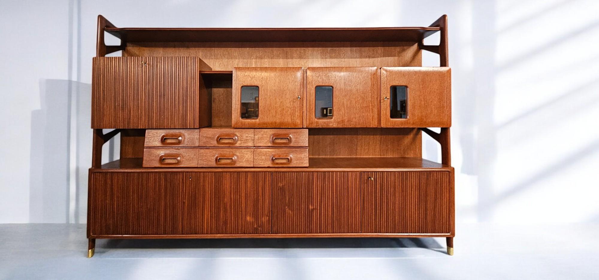 Silvio Cavatorta 1955 circa, is the first in Rome to speak is the first to speak of the new direction of furniture design, introduces the new style,
generally defined as 