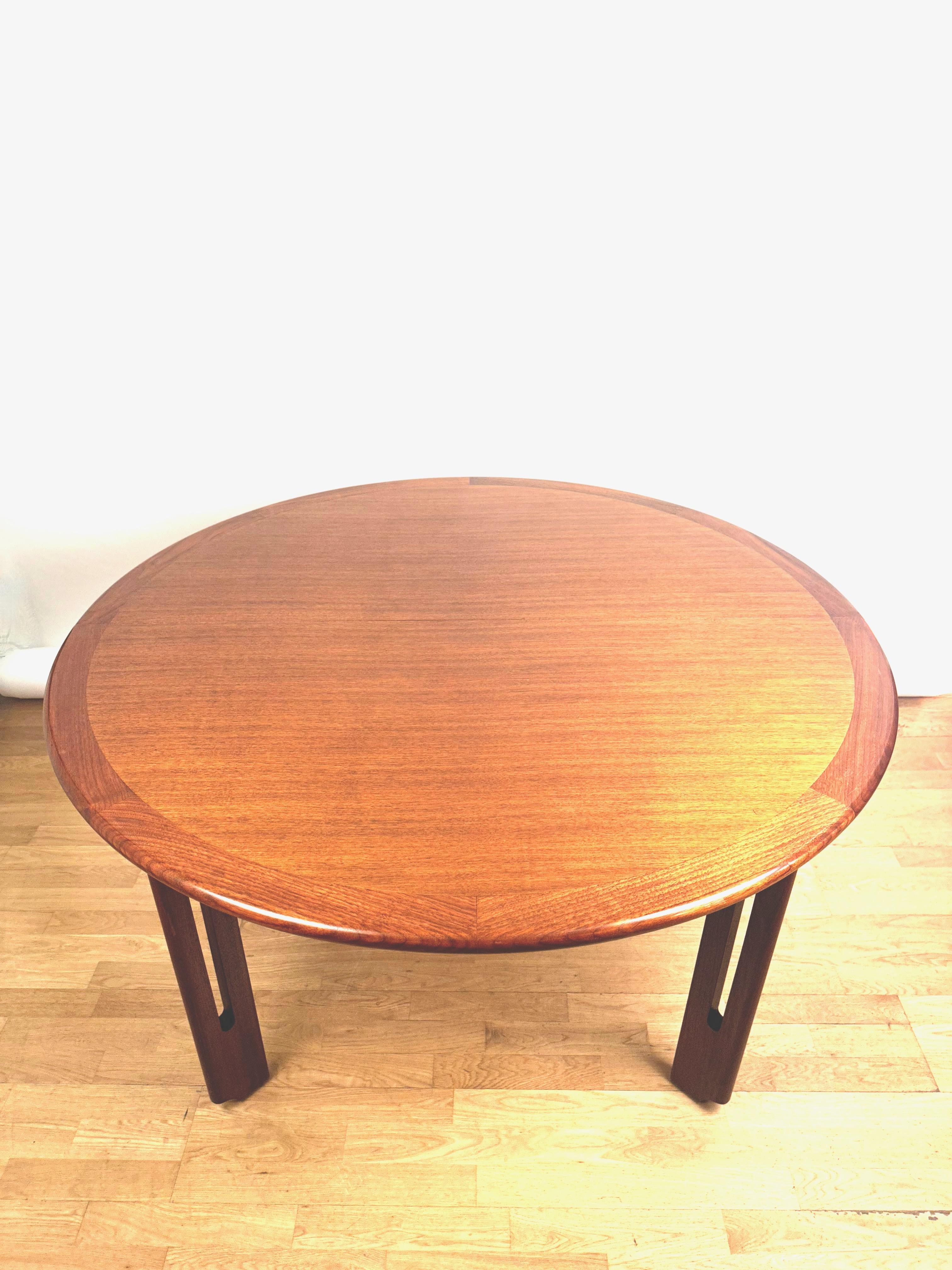 An elegant and raredining table designed by Giampiero Vitelli in the 1970s.Teak frame .Extensible:130cm-180 cm.Excellent condition.
Free professional packing is provided.