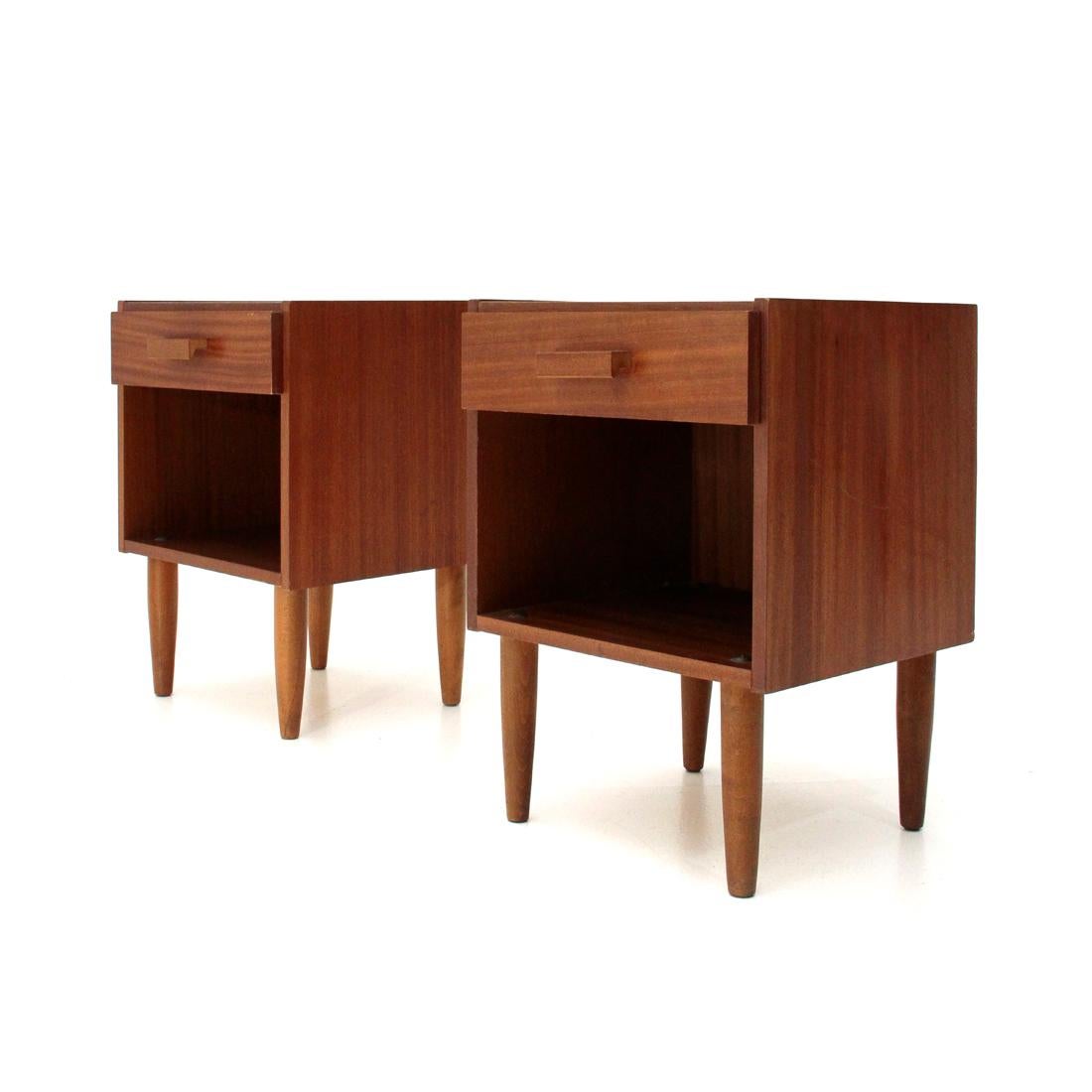 Pair of bedside tables of Italian manufacture produced in the 1960s.
Teak veneered wood structure.
Drawer with teak veneered front and teak handle.
Teak legs, tapered conical shape, brass screws.
Good general conditions, some signs and small