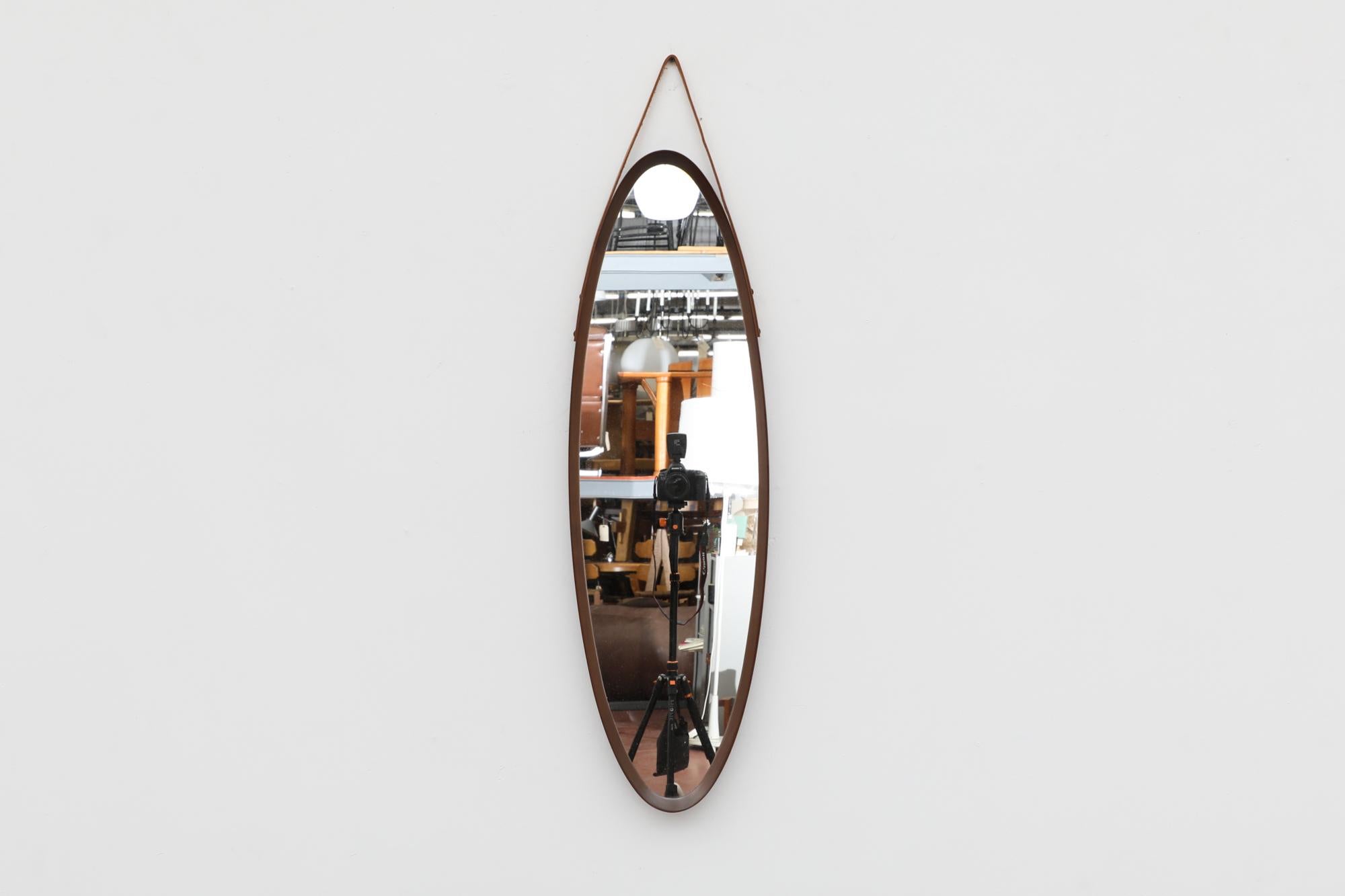 Italienischer Jacques Adnet Stil Mitte des Jahrhunderts Teak ovaler Spiegel mit Lederriemen im Zustand „Gut“ im Angebot in Los Angeles, CA