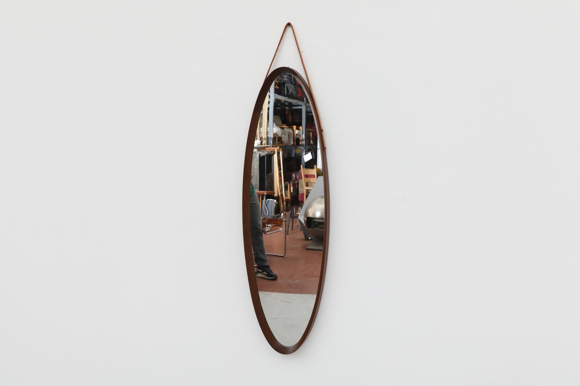 Italienischer Jacques Adnet Stil Mitte des Jahrhunderts Teak ovaler Spiegel mit Lederriemen (Mitte des 20. Jahrhunderts) im Angebot
