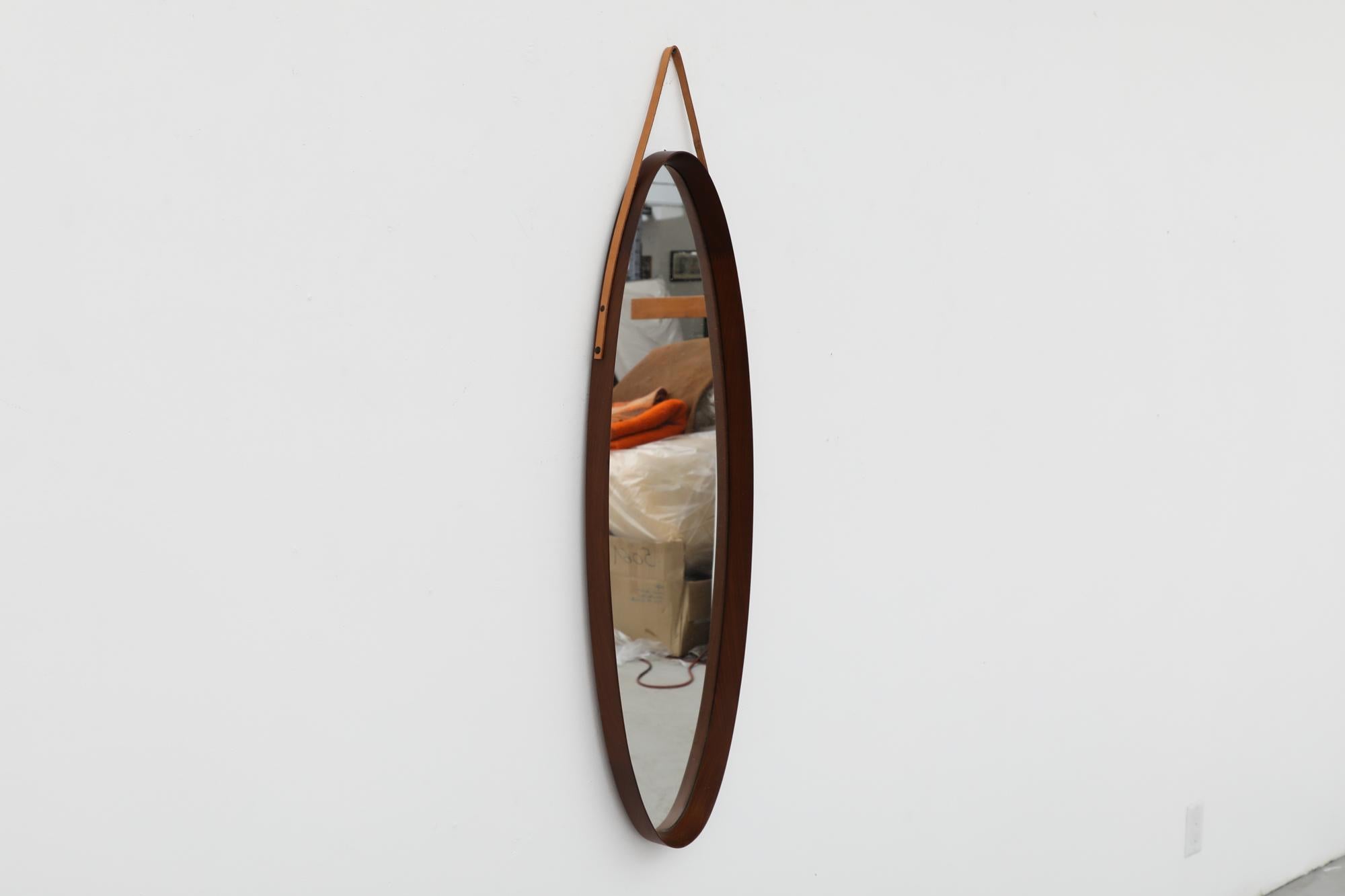 Italienischer Jacques Adnet Stil Mitte des Jahrhunderts Teak ovaler Spiegel mit Lederriemen (Seil) im Angebot