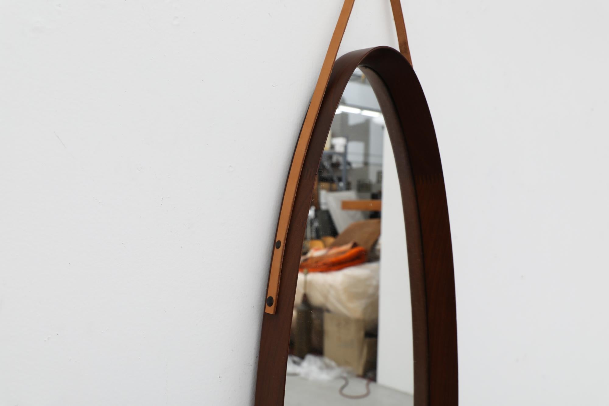 Italienischer Jacques Adnet Stil Mitte des Jahrhunderts Teak ovaler Spiegel mit Lederriemen im Angebot 1