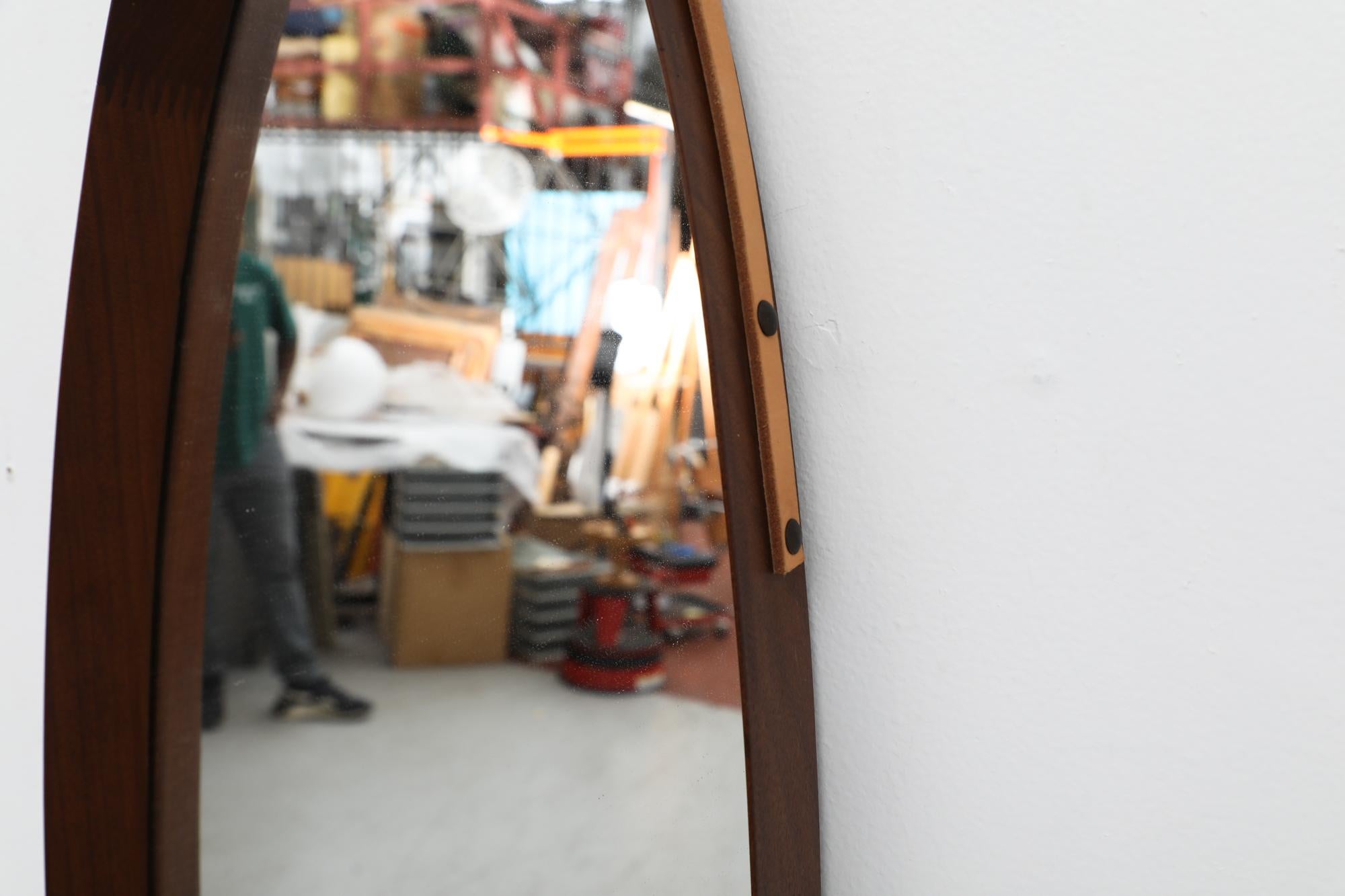 Italienischer Jacques Adnet Stil Mitte des Jahrhunderts Teak ovaler Spiegel mit Lederriemen im Angebot 3